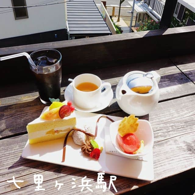 Ateliersのインスタグラム：「☕️amalfi CAFFEE🍰 🍴觀景咖啡廳 📍神奈川県鎌倉市七里が浜1-3-14 3F 💸1000¥~ ⏲️11:00~19:00 🏠簡約的木造裝潢+可看海景的陽台座位 👍店員親切+可看海景+價格親民+氣氛悠閒 👎中規中矩的一家店，硬要說的話大概是餐點有點普通？ 💁‍♂️店家位置離車站不遠，但是稍微隱密，可以避開江之島的人海 📝非常中規中矩的一家店😂，不過在觀光地以這個價格來說，味道算是非常不錯的了～而且人也不多，小編去時店裡只有三組客人，想靜靜休息看海景也不會被其他人打擾，不過如果重點是放在甜點的話，可能就要找找其他店了～  #ateliersjpn #艾塔莉兒 #艾塔莉兒江之島 #七里ヶ浜 ＃江ノ島 #江之島 #鐮倉 #咖啡廳 #海 #蛋糕 #甜點 #鎌倉 #江ノ島 #カフェ #スィーツ #コーヒー #enoshima #japan #cake #sweets #cafe #sea #카페 #먹스타그램 #에노시마 #디저트 #카페추천 #커피#바다」