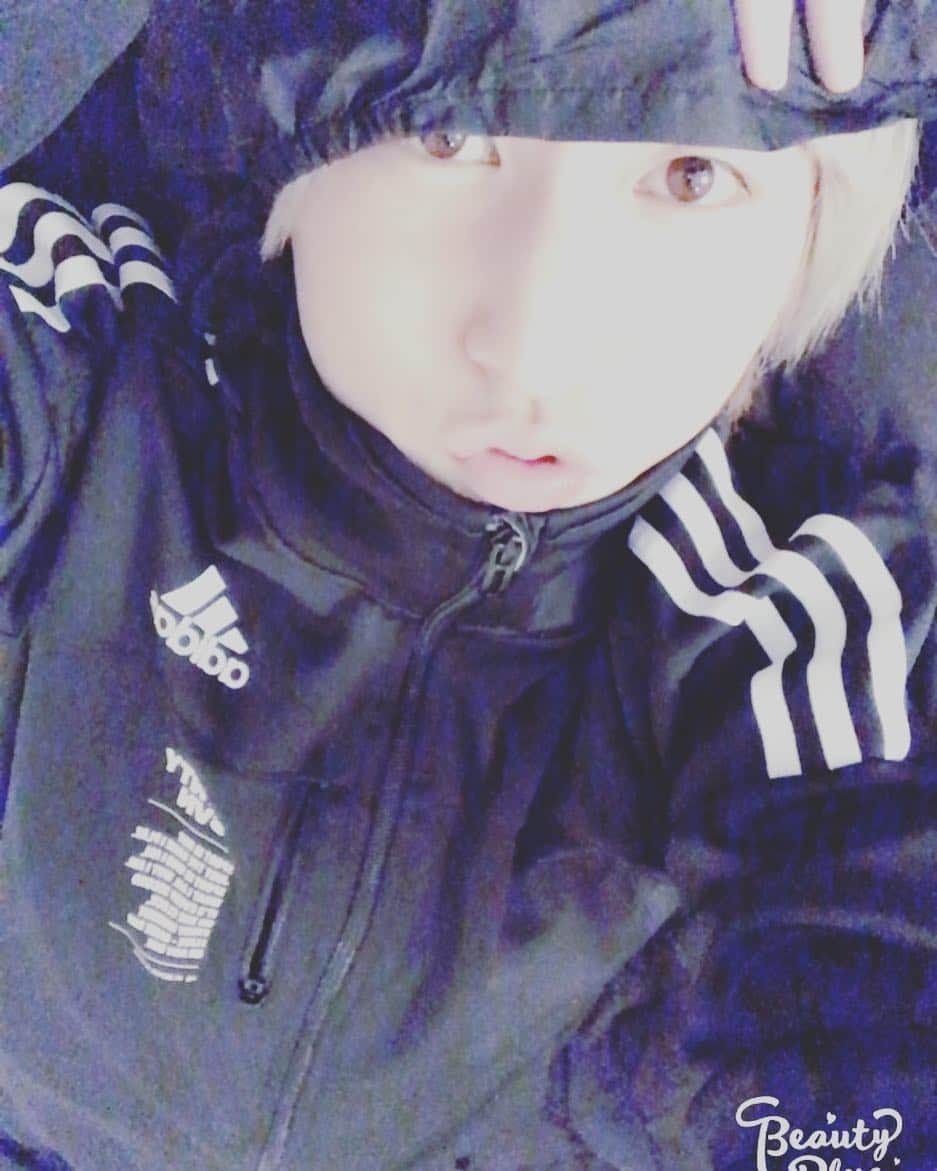ケビンのインスタグラム：「最近ちょっと寒くなってきましたな😖 みんな風邪ひかんようにフードにくるまりや！！笑 #寒い#暑い#最高」
