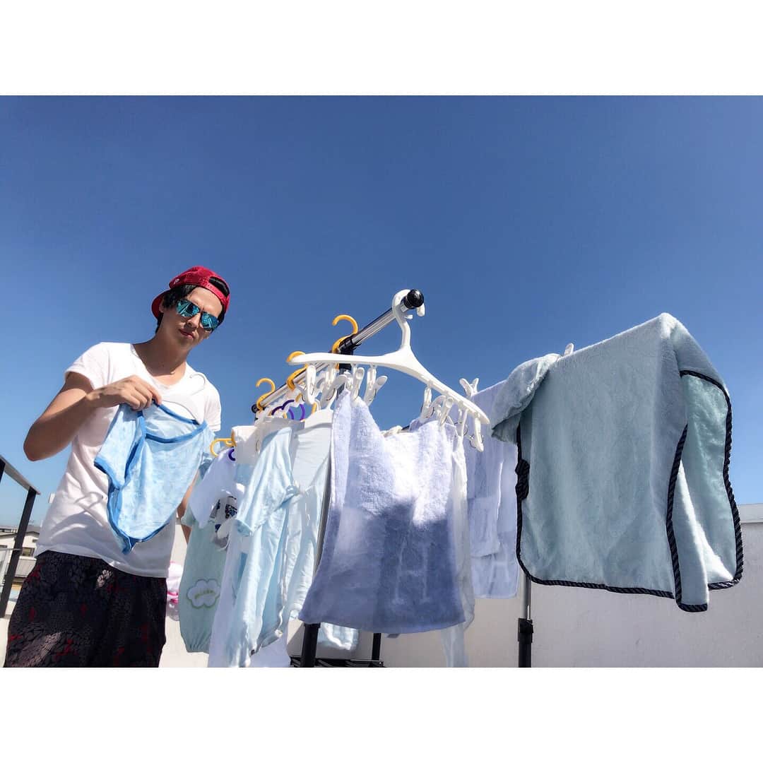 川崎希さんのインスタグラム写真 - (川崎希Instagram)「赤ちゃんの洋服の洗濯〜🐣🐣🐣 #babyboy  #アレクはなぜかサングラスしてる笑 #私は仕上がりチェック係」9月18日 14時16分 - kawasakinozomi