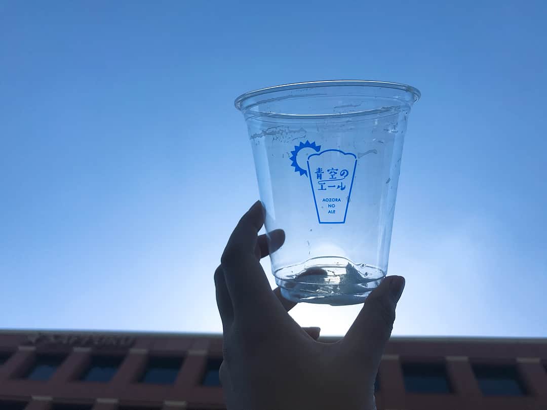 二瓶永莉のインスタグラム：「青空のエールの青空ショット🍺 恵比寿麦酒祭り、最終日はビール日和！サッポロ広場は空いてるし、レジャーシートも貸してもらえるよ🐶 #青空のエール#恵比寿麦酒祭り #beer#ビール女子#ビール好き#sapporo#サッポロビール#ビール好きな人と繋がりたい」