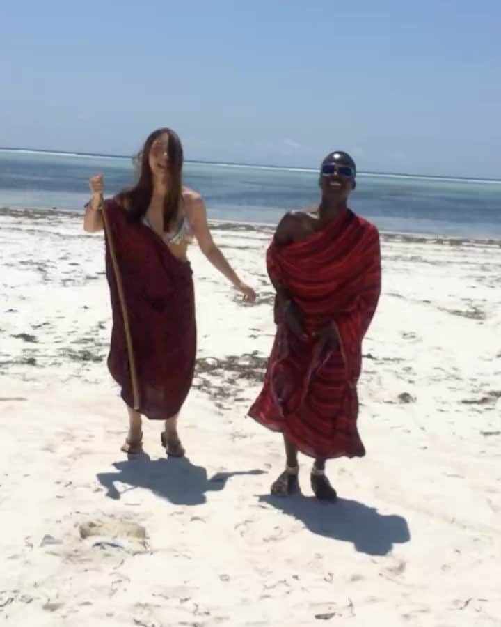 CRAZY COCOのインスタグラム：「Masai Jumboooooo😂❤️😂❤️😂 おハビビ♡ すばらしい筋肉だよ、真佐井君。  #Tanzania#zanzibar#beach#africa#holiday#trip#travel#traveler#summer#birthday#30th#instagood#worldtraveler#instatravel#instadaily#happy#yolo#love#cabincrew#cabincrewlife#masai#タンザニア#ザンジバル#アフリカ#ビーチ#客室乗務員#の休日#マサイ族#多分ケツ揉んだんこやつだ」