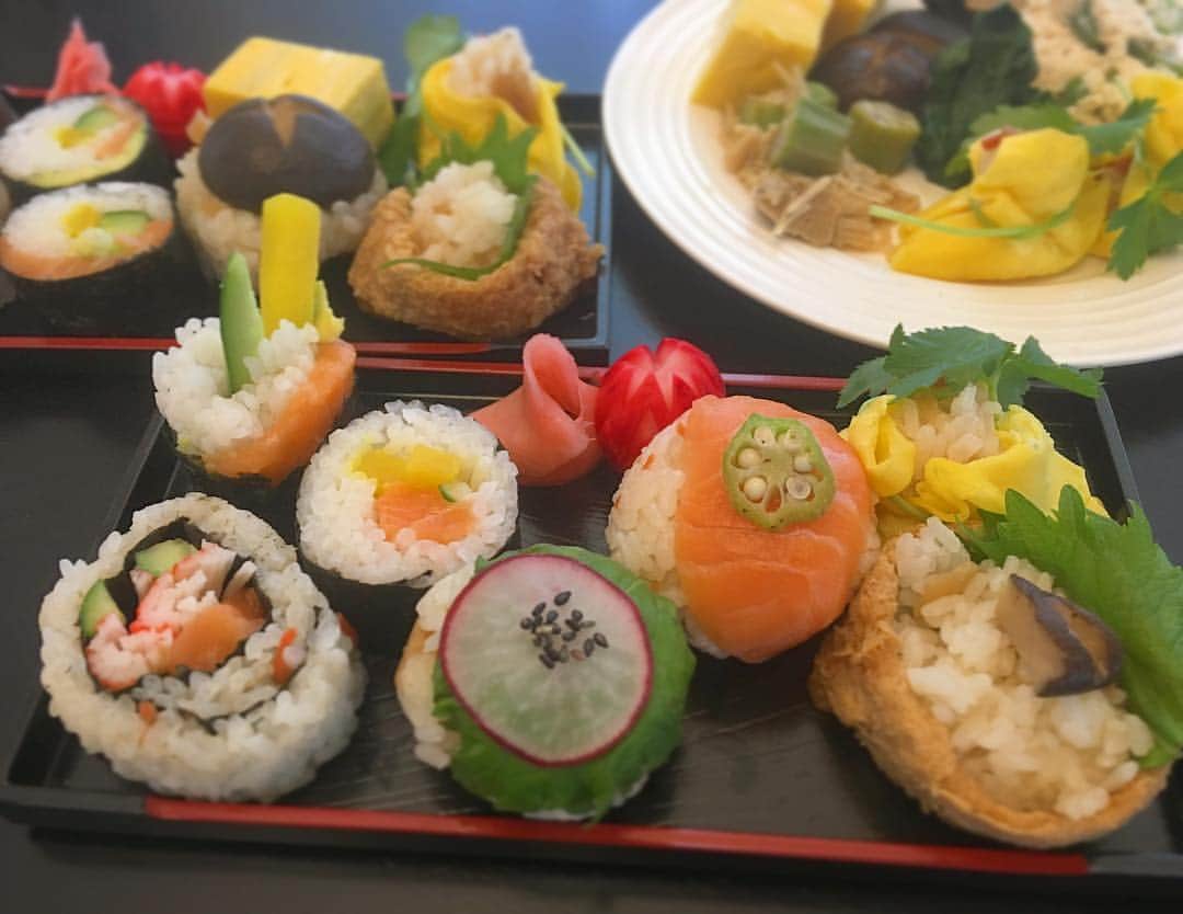 吉田沙織のインスタグラム：「Special cooking Sushi for my friend 😀🙌🏻 #sushi #japanesefood  #japonesefood #cooking」