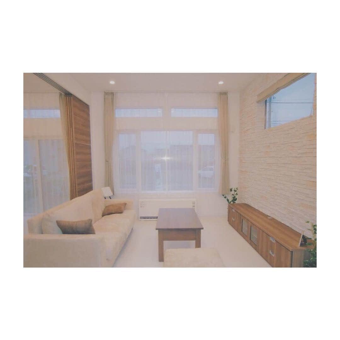 ハグハウス小山のインスタグラム：「かわいいお家造ってます。 2階リビング。窓から眺められる景色が素晴らしい♪ . 2階にあると光の入り方とか風の通りとか違いますね。 . それに、外から部屋の中がのぞかれる心配も無し。 . デメリットもありますが、いいところも沢山あります。 . . . @sekai.no.origami  趣味で折り紙折ってます。のぞいてみて下さい♪ . #japan #tochigi #happy #house #home #myhome #interior #design #cute #cute #栃木 #小山 #宇都宮 #佐野 #鹿沼 #真岡 #上三川 #下野 #大平 #栃木自然派住宅 #栃木のおしゃれで可愛い注文住宅 #インテリア #デザイン #おしゃれ #かわいい #マイホーム #マイホーム記録 #吹抜け #大きな窓」