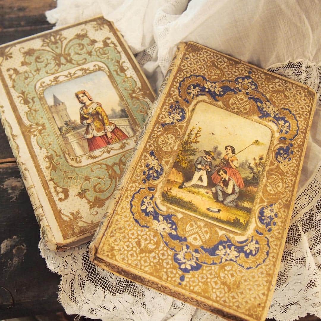 稚野鳥子さんのインスタグラム写真 - (稚野鳥子Instagram)「装丁が美しいアンティークの本📚 ゴールドの部分はエンボス加工です✨ 左は1863年頃、右は1854年頃の物です。左sold  #アンティークショップ #アンティークが好き #アンティークのある暮らし #アンティーク本 #フランスアンティーク #フレンチカントリー #洋書 #brocante #antique #shabbychic #livre #toricolore#oldbook」9月18日 15時12分 - toricolore_shop