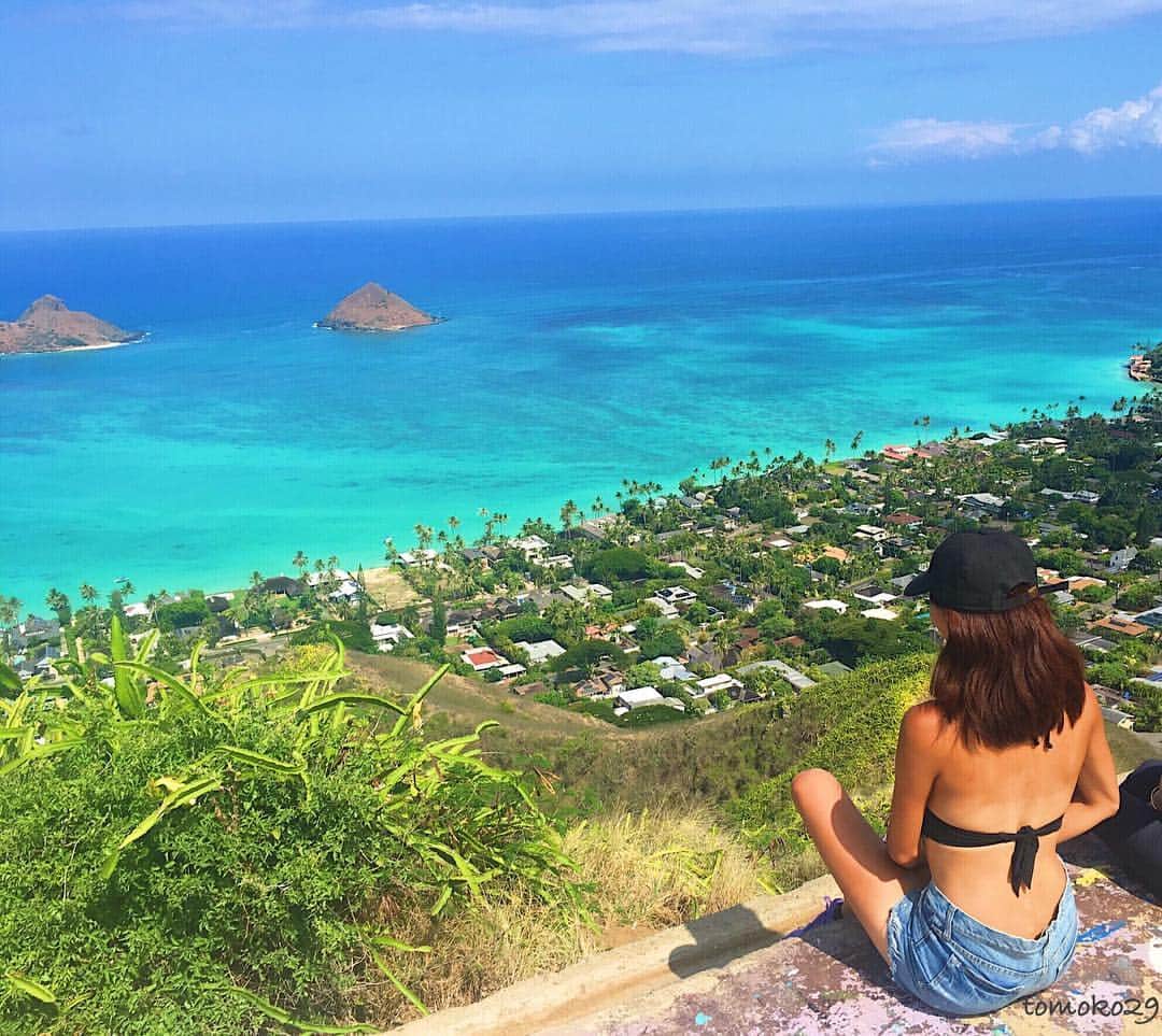 TOMOのインスタグラム：「▽ 👟⛰🌊 #pillbox ハイキングにチャレンジ🤙 . 風が強くて少し怖かったけど、登りながら見える景色があまりにも素敵すぎて😍❤️ 疲れなんて吹き飛んだ🙌 . ここは また来たいな✨ #お気に入りの場所 ❤️ . . #pillboxhike #lanikai #hawaii  #ピルボックストレイル #ラニカイビーチ #絶景」