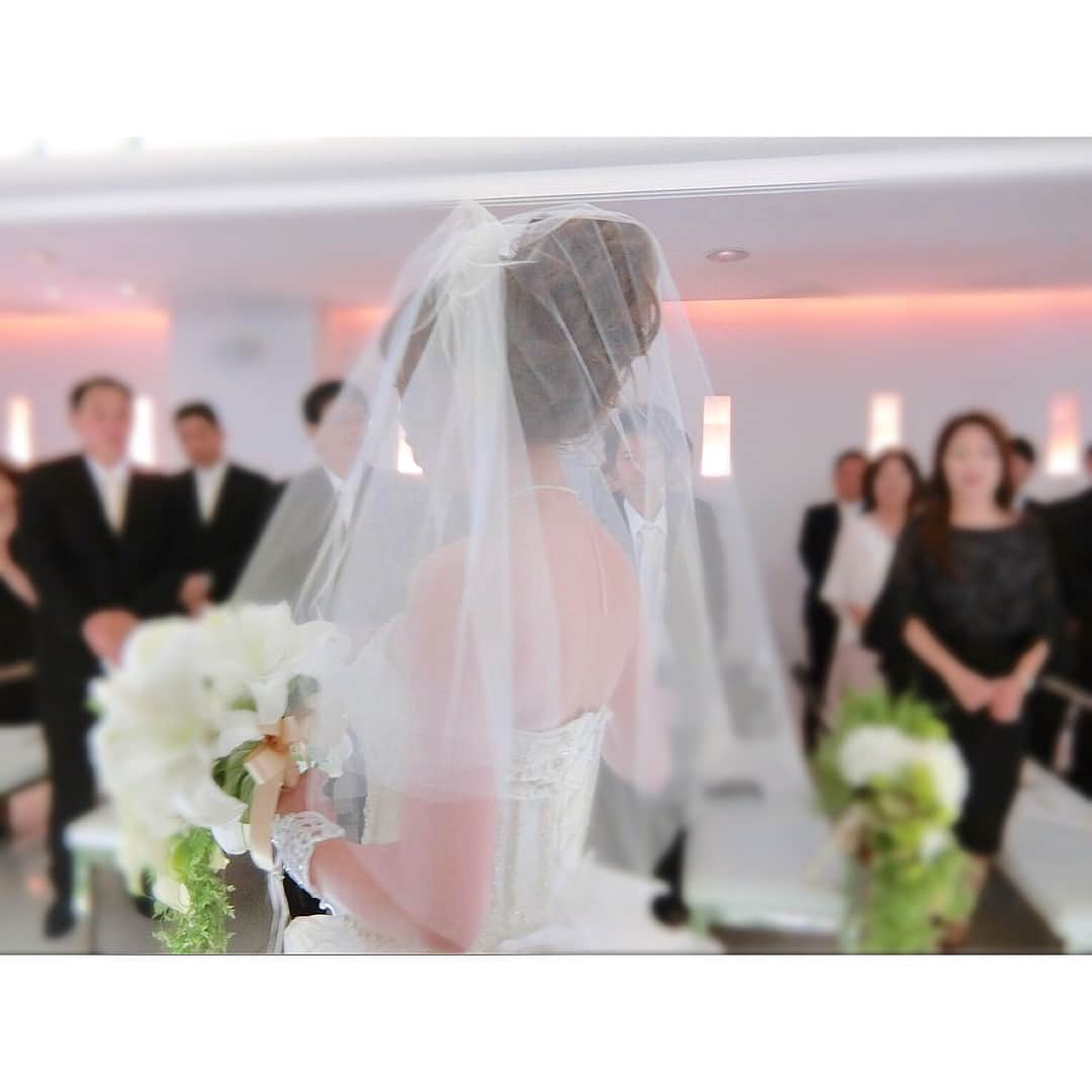 家原里佳のインスタグラム：「. . maria 👰🏼❤️ おめでとう...💒💕 . 大好きな友達が大好きな人の隣で幸せそうに笑っていて その笑顔が本当に可愛くて、綺麗で…❤️ 輝いてた〜😍💓 . 何より驚いたのは、台風のはずなのに晴れていた事‼️ . . この日 私が着た👗は、ロイヤルチーパーさんのだよー`♡ . #結婚式 #wedding #weddingparty #friend #family #💒」