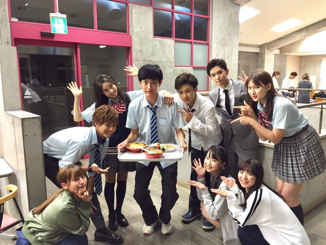 兄に愛されすぎて困ってますのインスタグラム：「＼Happy Birthday🎂国光！／ 本日は国光こと杉野遥亮 さんのお誕生日です✨おめでとうございます！写真は昨年、現場でラーメンケーキでのお祝い！兄こまチーム1の愛されキャラ国ちゃん、22歳も楽しんで！💪 #杉野遥亮 #イケめき国光も！ #全員集合 #実はかなり貴重 #兄こま #兄に愛されすぎて困ってます  #DVDとBlu-rayは来年1月10日発売 #後程お宝動画アップします😏」