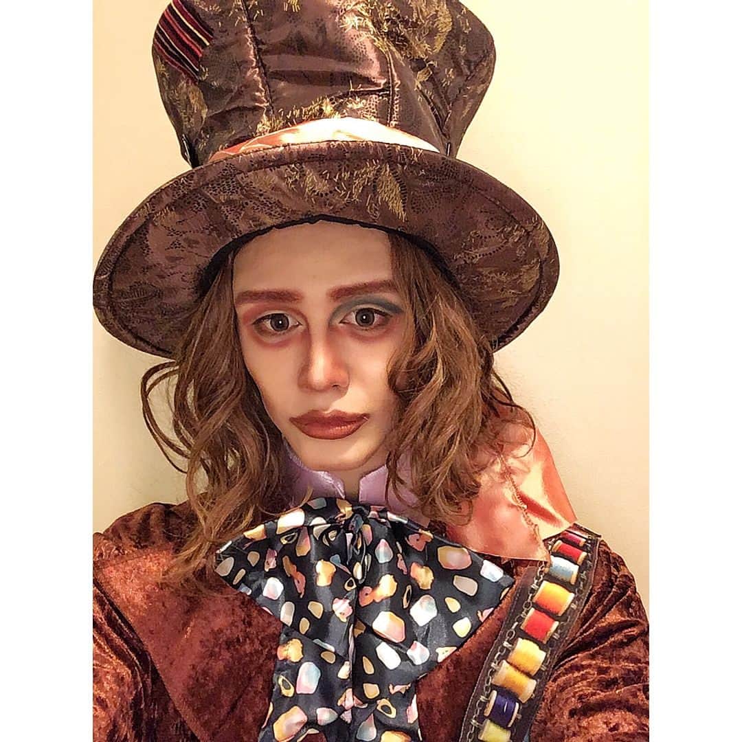 Mattのインスタグラム：「・ Guys!!! SEEEEEE! ジャーーーーン😋☀️🌈 ディズニーで マッドハッターやったよ^ ^ HALLOWEEEEEEEEN🎃 本当は白塗りとかもっとメイク濃くしたかったし ウィッグはオレンジにしたかったけど ディズニーにはちゃんとルールがあるからねっ！ 守りました笑 ディズニーのスタッフにも 喜んでもらえたから嬉しかった😄🍊 今回はいつものMatt会メンバーとだったけど みんな忙しくて全員ではいけなかったんだぁ。残念💦 次回はみんなで行こうねー！ LOVE DISNEY🦋🌈 I DID IT🤙🏼😋 ・ #ハロウィン #仮装 #ディズニー #マッドハッター #Matt #disney #madhatter #halloween #johnnydepp #アリスインワンダーランド #makeup #beauty」