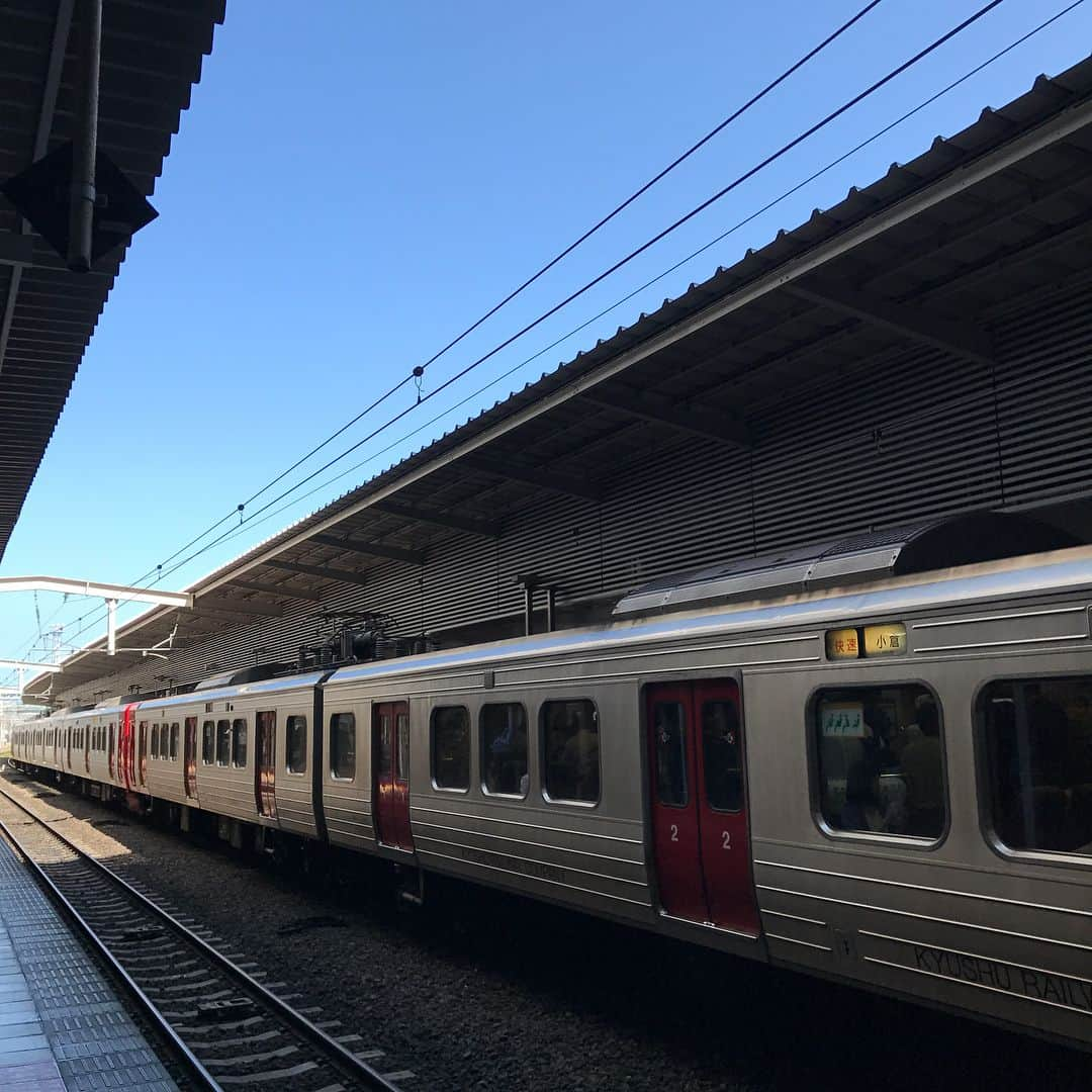 石川典行さんのインスタグラム写真 - (石川典行Instagram)「福岡県は博多駅から 台風一過で、晴天。暑い！ JR線で箱崎へ。 列車の背もたれが、木製！  #noriradi  #石川典行」9月18日 11時27分 - noriyukiradio