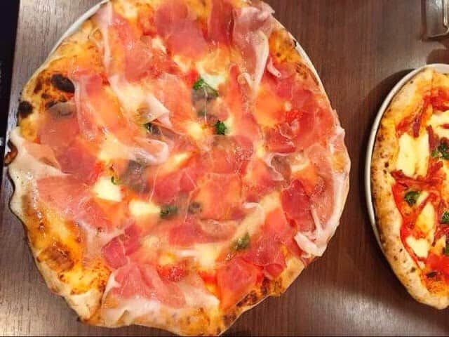 キッチンスターター のインスタグラム：「. 京都ナポリピッツァ隊 . 烏丸御池　「Pizzeria Solono」大野　亮 . お客様に焼きたて熱々の美味しいピザを。 . 本場ナポリと同じく炭窯を積んだピッツァ専用のキッチンカーを購入したい。 . 皆様のご支援をお待ちしております。 . #クラウドレストラン #クラウドファンディング  #京都ナポリピッツァ隊 #京都  #烏丸御池 #solono #東山 #dayuki #七条 #Mercato #イタリア #イタリアン #ピザ  #ナポリ #本場 #炭窯 #キッチンカー #専用」