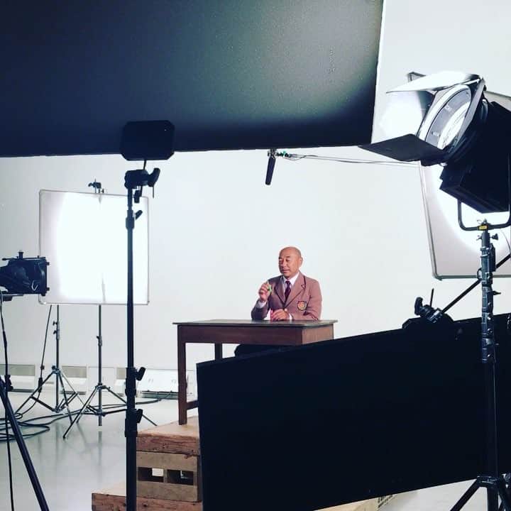 テレビ朝日「オトナ高校」のインスタグラム：「. ティザー撮影🎥✨ 克実さんのしゃぼん玉ふぅ〜｡ﾟ⚪︎｡ﾟ○ . #オトナ高校 #やらみそ #高橋克実 #サショー #テレビ朝日 #土曜ナイトドラマ #撮影  #撮影中 #スタジオ #オフショット #メイキング #しゃぼん玉 #癒し #かわいい #何度もみちゃう #🍒」