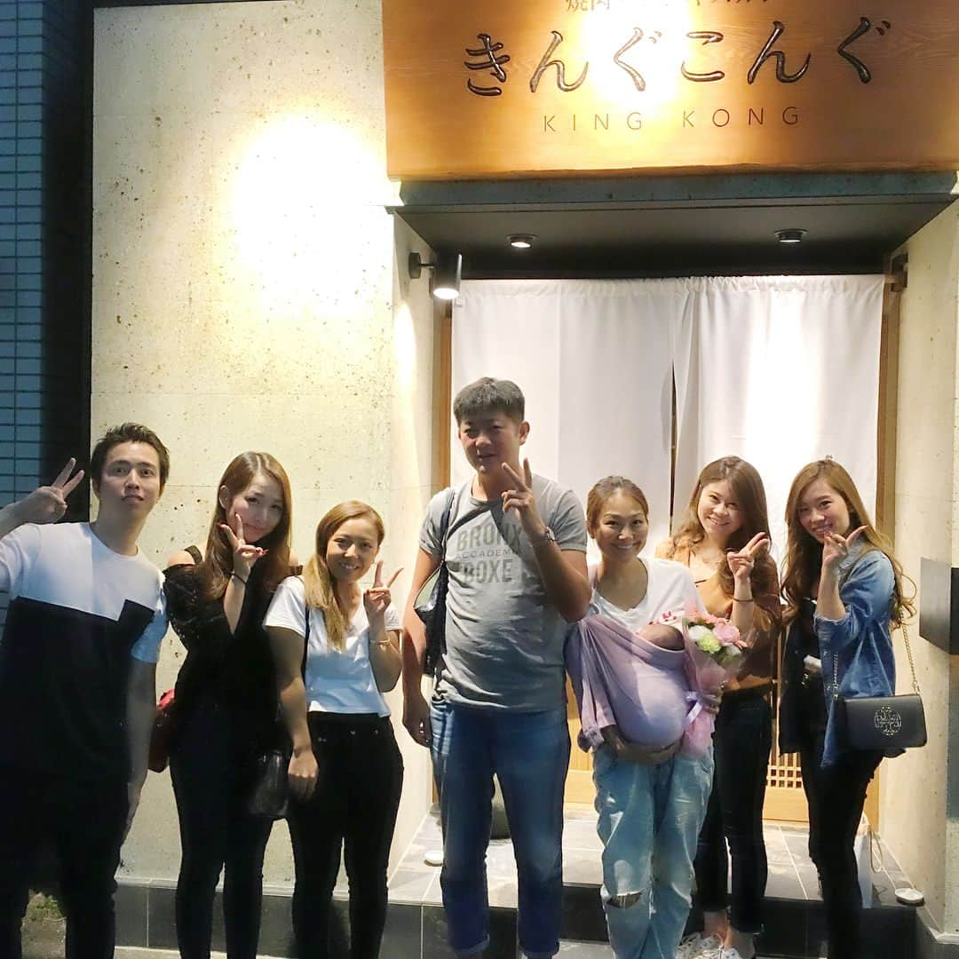 迫田愛子さんのインスタグラム写真 - (迫田愛子Instagram)「新宿店の娘さんたちとごはん会🍖 新宿2丁目のカリスマ、高志ママがオープンした焼肉&ジンギスカン『きんぐこんぐ』 @yakiniku_kingkong  へ行ってきました✨✨ さすがグルメな高志ママ✨ 焼肉もジンギスカンも美味しかった💗  特にわたしは柚子胡椒で食べるラムしゃぶがお気に入りーーっ‼️‼️ お気に入りのお店になりました✨✨ 娘さんたちに出産祝いにお花貰いました💐💕 嬉しい😊💗 #新宿御苑前 #焼肉 #ジンギスカン #きんぐこんぐ #うちの自慢の娘さんたち #特技はネイル #ママ #mammy #baby #babyboy #男の子ママ #1ヶ月 #完全母乳 #完母 #母乳 #母乳育児 #布おむつ #布おむつ育児」9月18日 16時38分 - aiko_esnail