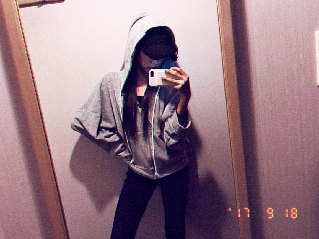 志田友美（ゆうみん）のインスタグラム：「. . 台風過ぎて東京メチャ暑でULTRA日和だね🙌⤴⤴ . 本日からガンライザー撮影期間再開📷 . 今日はもう終わったから街ぶらぶらしたり、ご飯なり、楽しみ👯💞 . 撮影が続く時はラフな格好🤳🤳🏽 . . #ootd #today #todayscode  #selfie #me #dabagirl #zara  #casualstyle #parker  #ultrajapan #girl #japanesegirl #ig_japan  #instalike #instagood  #instashot #instadiary」