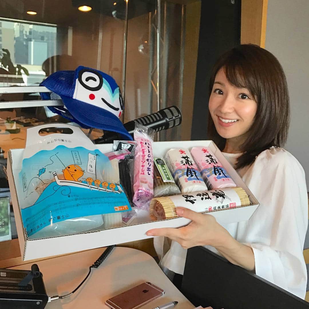 長野美郷のインスタグラム：「こんにちは☺  敬老の日🎌 台風一過の素敵な青空が広がったところも多かったようですね☀  ラジオ📻 先々週から始まった 『焼津港からの手紙』 コーナー✨ あと4回あります♪ お楽しみに😊 先週は、焼津の練りもの🐟でした。 #長野美郷 #interfm897  #スタッフ」