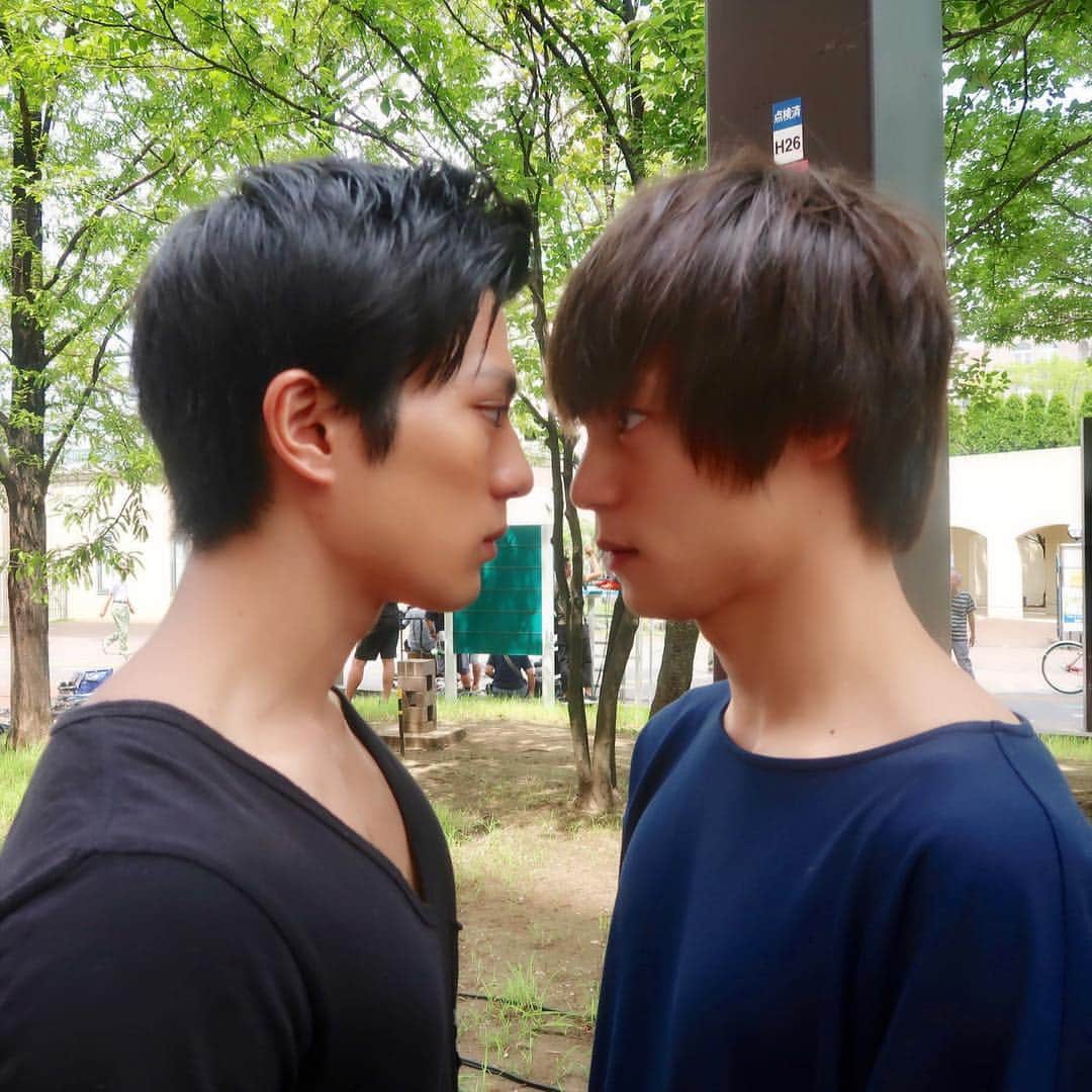 関西テレビ「僕たちがやりました」のインスタグラム：「. 近い、近い、近いよー🤣💭 イケメンとイケメンの顔面相撲✋🏻 2人だけの世界。男も女も正面から向き合う事が大切。 . #僕たちがやりました #僕やり #火9ドラマ #最終回は明日よる9時 #女子悶絶級 #イケメン顔面相撲 #2人とも目力すごっ #そして近っ #第三者入る余地なし #イケメンは正義 #最終回撮影の合間のひとコマ #これで見納めか #マッケンザワールド #窪田正孝 #新田真剣佑」