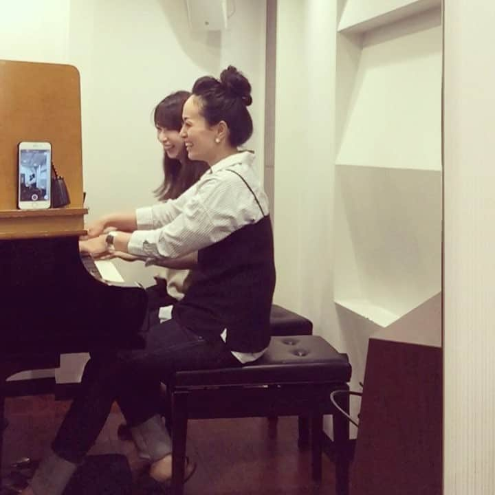 Yuko & Yurikaのインスタグラム：「Sight-reading Erlkönig by Schubert.. #phew !! ・ ・ #魔王 を初めて弾いてみました。 剣の舞に続くパニックシリーズ第二弾の予感😂 ・ ・ ・ #yukoandyurikapianoduo #yukoandyurika #pianoduou #classicalmusic #classic #pianofourhands #piano #pianoduo #erlkönig #schubert #satan #sightreading #arranged #by #greganderson #andersonandroe #ピアノ #ピアノデュオ #ピアノデュオユー #シューベルト #練習シリーズ #初見で弾いてみましたシリーズ #教科書に載ってたあの魔王 #連打地獄現る #超むずい #でも楽しい #乞うご期待❤️」