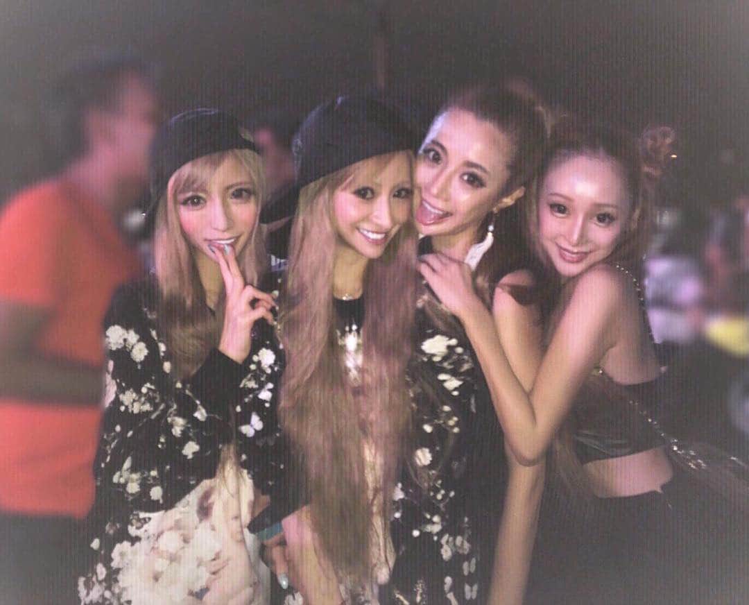 真優川咲さんのインスタグラム写真 - (真優川咲Instagram)「#ultra~❤︎最高に好きっち❤︎と📸🙈💛💚💜❤️💕 #ウルトラジャパン#ultraJapan2017#VVIP#T1#LOVE 🇯🇵🖤 🦋 ★★★☆からの〜〜明日は#21時 から〜〜第２回☆★★★ #メルカリチャンネル” にて#ライブ配信 #私物#フリマ します 😘💋 前回はありがたくも、全品、出品した瞬間 #秒殺”💦#落札#完売 してしまったので、今回は色々工夫💕😉 品数も増やしたり..#プレミア な物⁈❤︎も用意したから..📖ふふ 😏💓是非お時間 許させる方は遊びに来てね😘✨✨ 🦋 #メルカリ の前に”20時半〜#InstaLive もするかも❤︎な予定✌︎💕みんなと♡#るんるん#ライブショッピング♡楽しみにしてる〜ん🎵🤗🛍😽💋」9月18日 21時49分 - saki_411