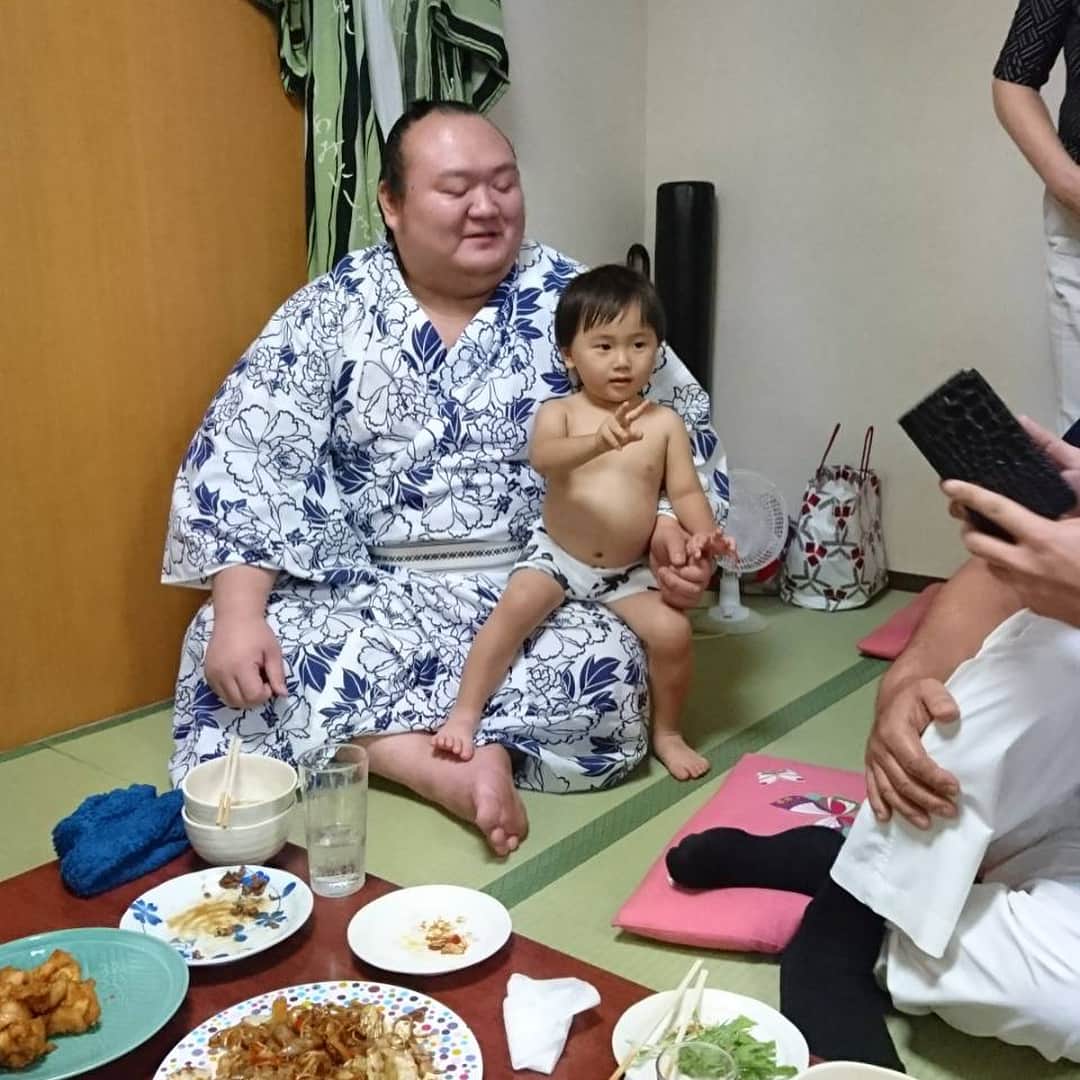 飯島茜さんのインスタグラム写真 - (飯島茜Instagram)「なぜか裸なり、お相撲さんの膝で初ピース出来ました笑  いいお腹してるって褒められました笑  日馬富士勝ってよかったぁー！」9月18日 22時27分 - akaneiijima711