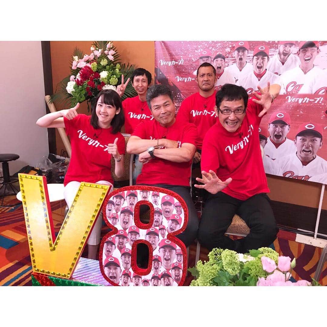 河村綾奈のインスタグラム：「カープファンの皆さん、V8、 本当におめでとうございます！！！ 最終の新幹線で、先ほど神戸から広島に戻ってきました。 今も特番の真っ最中ですが！この一枚だけ、あげさせてください。 そして、まだまだ夢から醒めたくない！ 今日、あさ7時40分ごろからもRCCテレビ特番、 あさ9時からは、RCCラジオ「ごぜんさまさま」  見てきたこと、感じたこと、いっぱい喋らせていただきます！ 本当に、ありがとうございました！  #カープ #V8 #感謝 また更新させてください。」