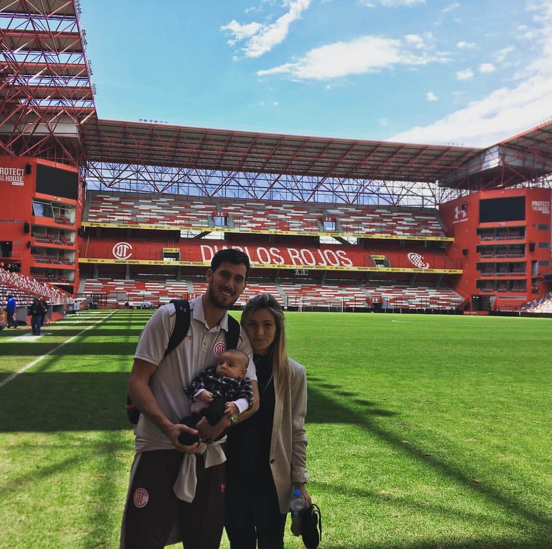 サンチャゴ・ガルシアのインスタグラム：「Mi familia 👪  por ellos 2 ❤️todo  TOLUCA 👹」
