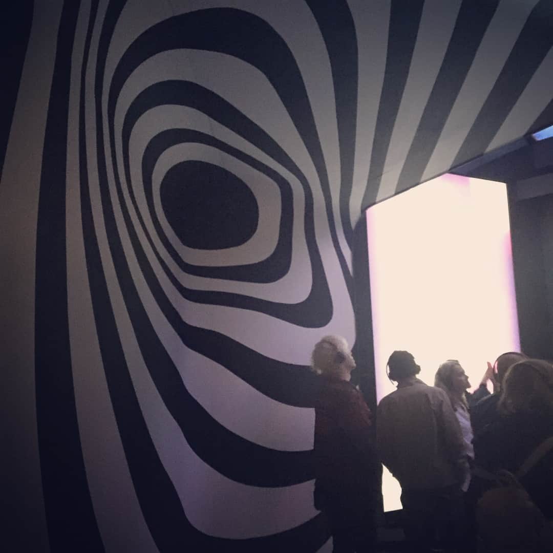 RENAさんのインスタグラム写真 - (RENAInstagram)「アップしそびれてたピンクフロイド展。展示のアートディレクションがとっても良く、イメージ集をゲットしたほど。ビクトリアアルバート美術館はいつもオシャレな展示が多くて好きです。 #ビクトリアアルバートミュージアム #ピンクフロイド #音楽 #バンド #ミュージシャン #展示会 #ロンドン  Flashbacks to my visit to check out the pink Floyd exhibition. Was fascinated with the display and the creative art direction. #pinkfloyd #exhibition #music #band #v&a #london #musician #art #museum」9月19日 6時16分 - rena_india