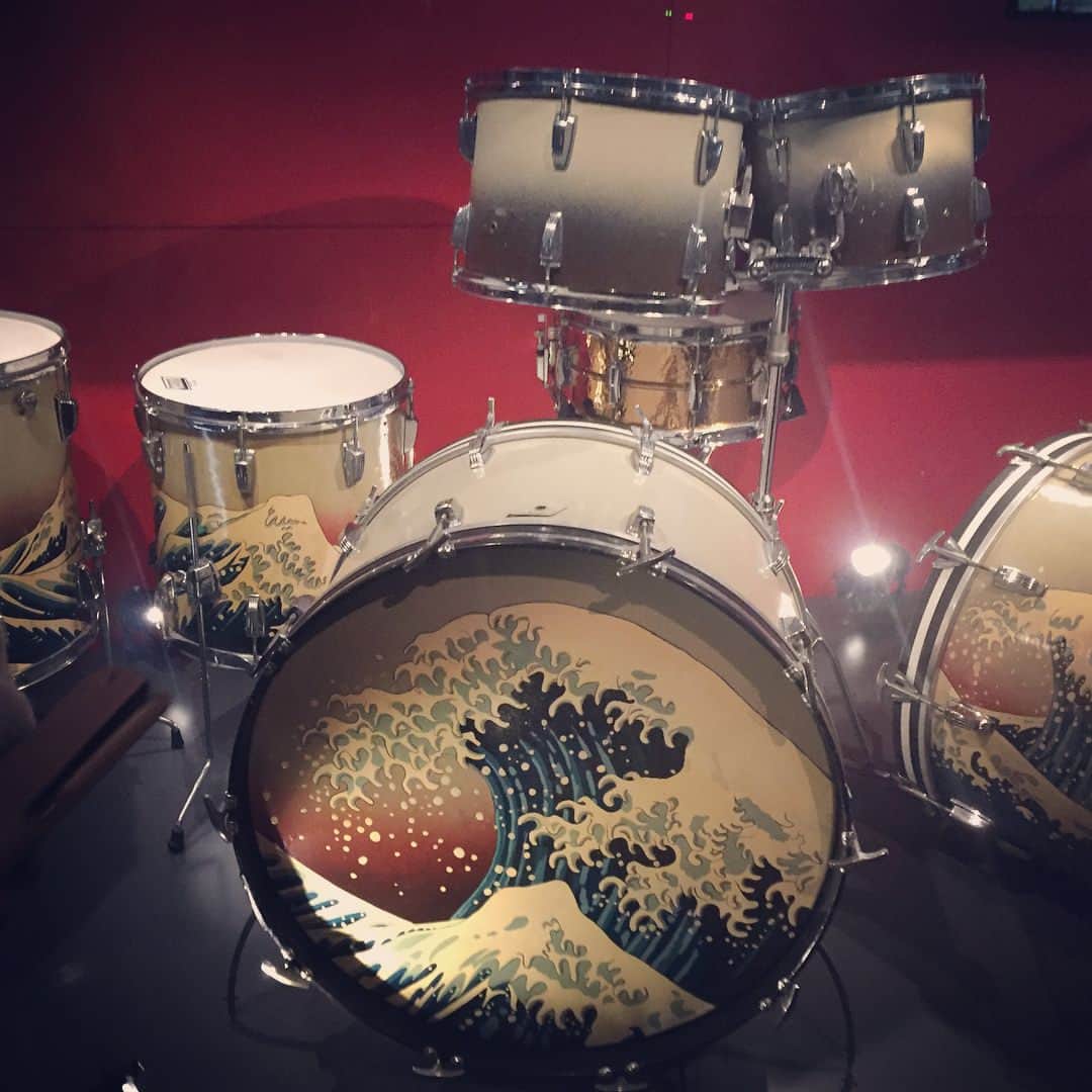 RENAさんのインスタグラム写真 - (RENAInstagram)「アップしそびれてたピンクフロイド展。展示のアートディレクションがとっても良く、イメージ集をゲットしたほど。ビクトリアアルバート美術館はいつもオシャレな展示が多くて好きです。 #ビクトリアアルバートミュージアム #ピンクフロイド #音楽 #バンド #ミュージシャン #展示会 #ロンドン  Flashbacks to my visit to check out the pink Floyd exhibition. Was fascinated with the display and the creative art direction. #pinkfloyd #exhibition #music #band #v&a #london #musician #art #museum」9月19日 6時16分 - rena_india