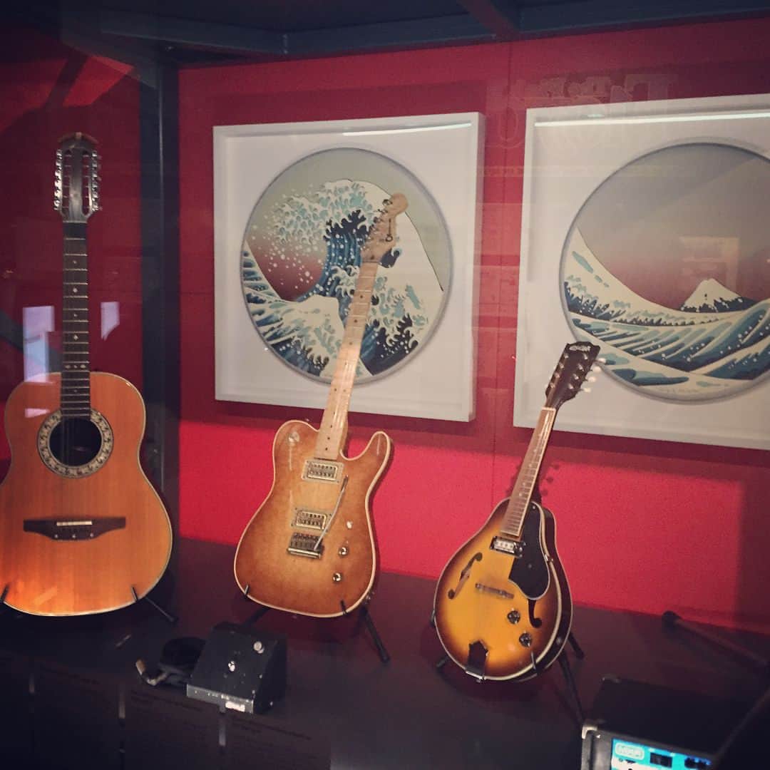 RENAさんのインスタグラム写真 - (RENAInstagram)「アップしそびれてたピンクフロイド展。展示のアートディレクションがとっても良く、イメージ集をゲットしたほど。ビクトリアアルバート美術館はいつもオシャレな展示が多くて好きです。 #ビクトリアアルバートミュージアム #ピンクフロイド #音楽 #バンド #ミュージシャン #展示会 #ロンドン  Flashbacks to my visit to check out the pink Floyd exhibition. Was fascinated with the display and the creative art direction. #pinkfloyd #exhibition #music #band #v&a #london #musician #art #museum」9月19日 6時16分 - rena_india