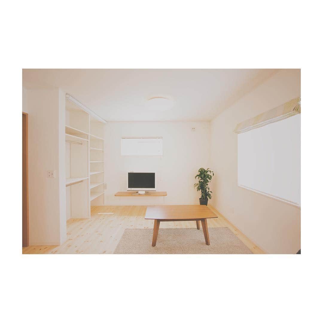 ハグハウス小山のインスタグラム：「かわいいお家造ってます。 光がさんさんと入る気持ちいい朝。 やっぱり朝日が入るリビングは朝から気持ちいい♪ . 窓は昔は間戸と書いていたみたい。ウインドウは直訳すると風穴。 . 日本では風穴ではなく、出入りできる戸として窓は考えられていました。 . それだけ大きな窓を沢山使ってきたんですね。 光や風といった自然の恩恵を一杯取り込んでいたのです。 . . . @sekai.no.origami  趣味で折り紙折ってます。のぞいてみて下さい♪ . #japan #tochigi #happy #house #home #myhome #interior #design #cute #cute #栃木 #小山 #宇都宮 #佐野 #鹿沼 #真岡 #instagood #下野 #大平 #栃木自然派住宅 #栃木のおしゃれで可愛い注文住宅 #インテリア #デザイン #おしゃれ #かわいい #マイホーム #マイホーム記録 #吹抜け #大きな窓」