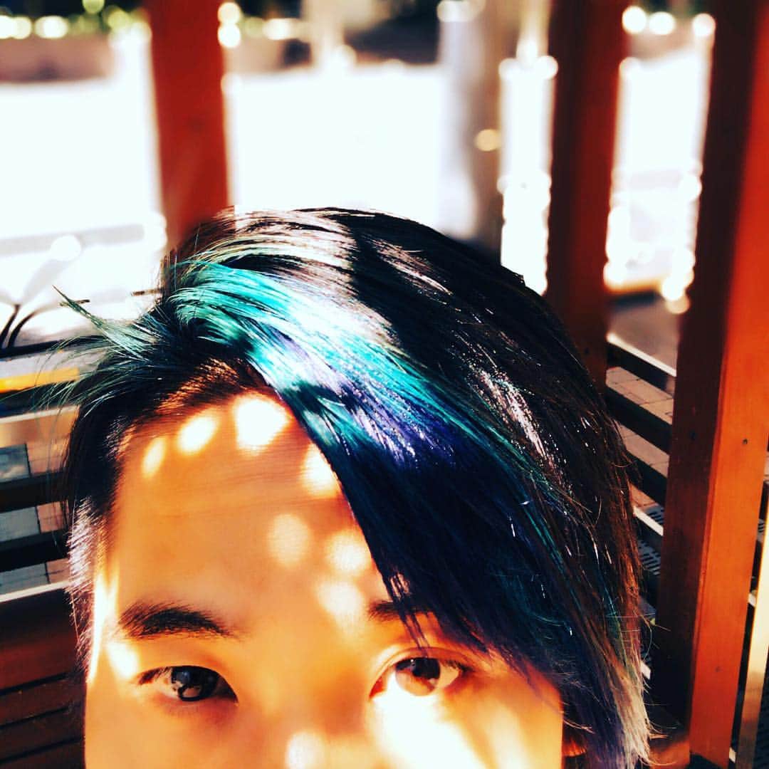菅波栄純さんのインスタグラム写真 - (菅波栄純Instagram)「やっほー！髪の色を入れ直しましたー！暗いブルーをベースにしてそこに明るい緑を重ねました。。。いい。。。一色じゃないの、良いですね。。。こうやってどんどん色が増えていくのですね、気持ちわかってきた。。。 髪色といえば先日対バンツアーに出てくれた「HEY-SMITH」のかなすさん(インスタ→ @canasumushi )は本物です。すごいカラフルだし、いつも色が違うし、ファッションとの合わせがかっこいいです。。。あそこまで振り切れるようになる時が菅波にもくるのか。。。カラフルな髪型が好きなひとは要チェック！  あと、今日は歯医者さんにいってきました。。。先日、ガムを食べてたら銀歯がボロって外れて。。。慌ててはめ直したのですが、ちゃんとプロにやってもらおうということで行ってきました！！これで安心！！ 今日も読んでくれてありがとう－！！」9月19日 17時34分 - eijun_suganami_thebackhorn