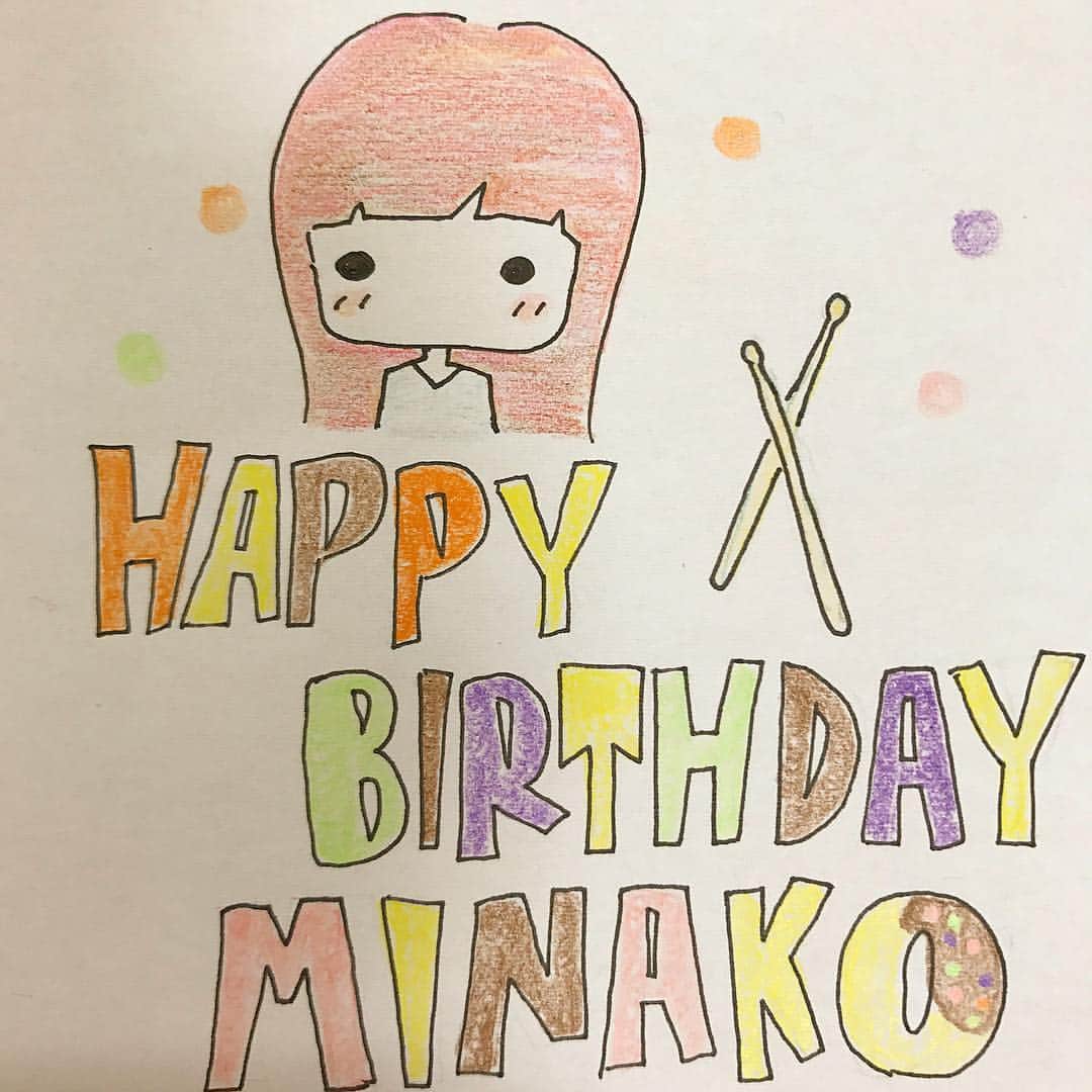 のインスタグラム：「今日9/19は ドラムのミナ子さんの誕生日〜〜🎂🎉💜 ということで昨日お絵描きしようと思ったのですが、 なんと色鉛筆を学校に置いてくるという事故！(笑 今描きました〜〜(笑 今回はスペルミスないはず！(笑 . みーちゃんおめでとう〜〜🙌 はやく共に演奏したいライブしたい！(*´ω`*)💜 . #Drop_s#石川ミナ子#HAPPYBIRTHDAY」