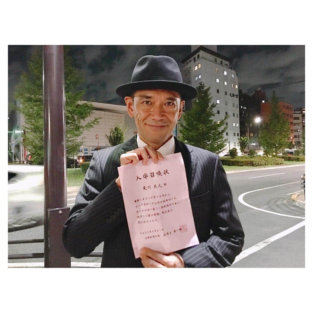 テレビ朝日「オトナ高校」のインスタグラム：「. 嘉数喜一郎役🎩 #杉本哲太 さん  オトナ高校の校長🏫実は、内閣府特別政務官❗️国家からの特命で生徒たちに入学召喚状を配り、オトナ高校へと誘う🤝✨丁寧な口調の中に、ニヒルな嫌味を挟み込んでくる😏神出鬼没で謎多き存在👣👀… . #オトナ高校  #やらみそ  #嘉数校長 #テレビ朝日 #土曜ナイトドラマ」
