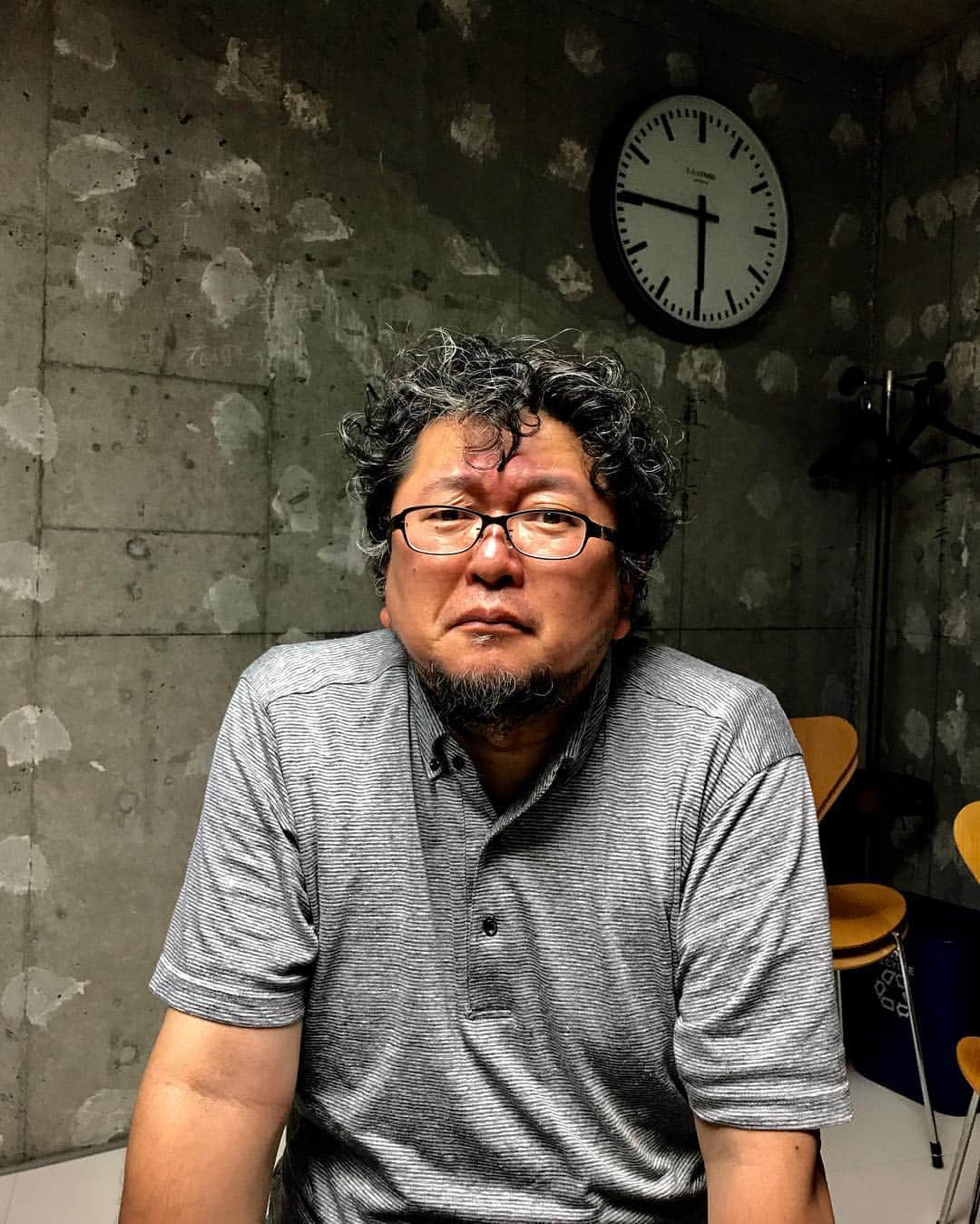 秋山具義さんのインスタグラム写真 - (秋山具義Instagram)「今日の映画監督。 ここに来る前にヘアメイクされたそうなのでオシャレモジャですね。」9月19日 18時00分 - gugitter