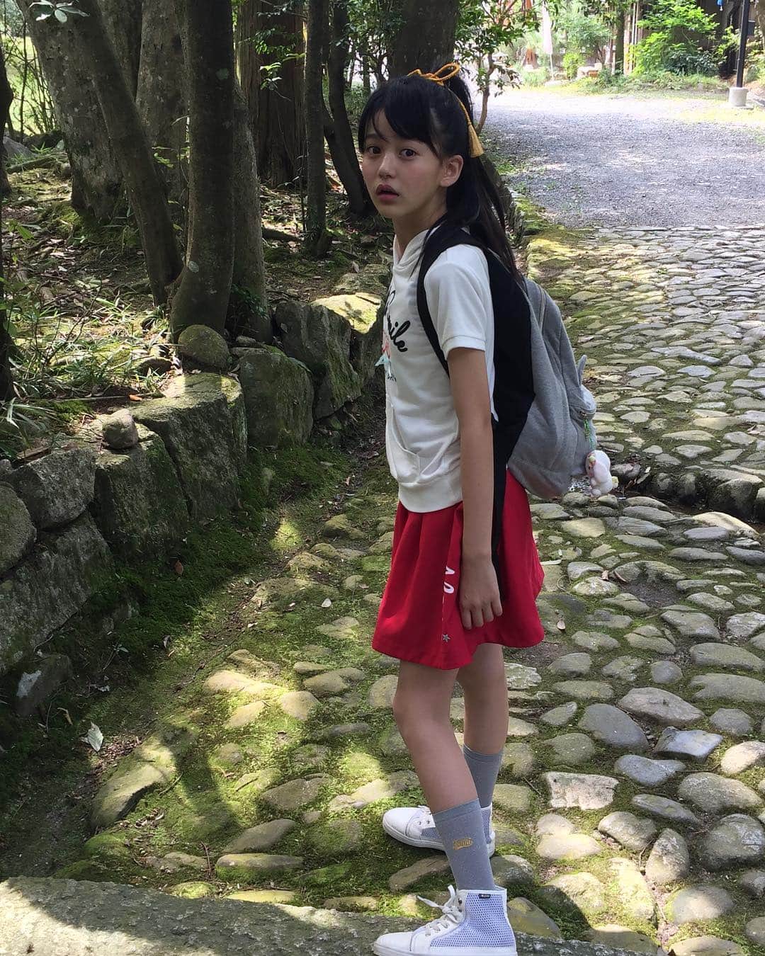 ニコ☆プチのインスタグラム：「君の名はの三葉になりきるリン！ くみひものアクセ作りを体験してきたよ。くわしくは12月号の社会科見学で！ #くみひも体験 #くみひもアクセサリー #君の名は #ニコプチ #高田凛 #社会科見学」