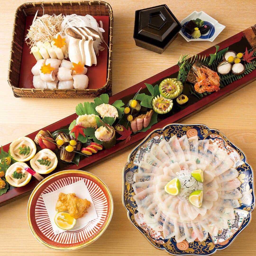Marunouchi Paperさんのインスタグラム写真 - (Marunouchi PaperInstagram)「臼杵ふぐ 山田屋 丸の内 【丸ビル35F ／ふぐ料理・日本料理】 TEL 03･6269･9390  限定メニュー 初秋の臼杵ふぐを堪能 「かぼすポン酢 すき焼きコース」17,820円 ※２日前までに要予約  臼杵のとらふぐのお造り、大分産かぼすを使用した山田屋特製ポン酢割り下でいただくとらふぐのすき焼きなどの豪華コース。 提供期間：9/6（水）～ 9/30（土）  #marunouchi_paper#marunouchi#tokyo#マルノウチペーパー#丸の内#marupix#東京駅#臼杵ふぐ山田屋 #山田屋#ふぐ料理#日本料理#すき焼き#和食#とらふぐ#15thAnniversary#限定メニュー#丸ビル15周年限定メニュー#グルメ#レストラン」9月19日 13時36分 - marunouchi_paper