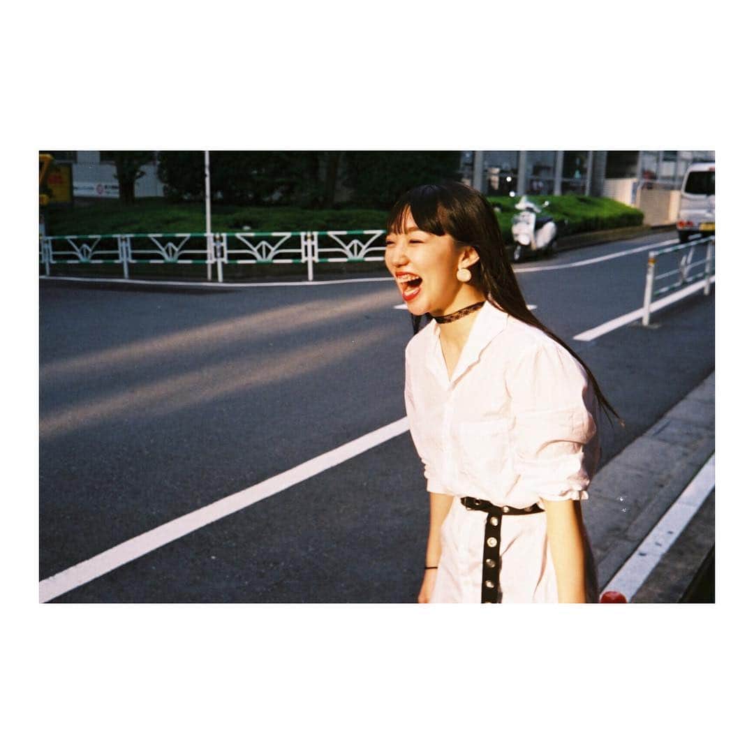 重留真波さんのインスタグラム写真 - (重留真波Instagram)「爆笑。 笑ってる時間が1番好き。 LIVEしてる時間が1番幸せ。 なにを見て笑ってるかは ご想像にお任せします。笑  Photo by @takemi_fujii  #笑顔は健康の1番の薬 #ってきいたことがある #film」9月19日 14時22分 - shigetome.manami.official