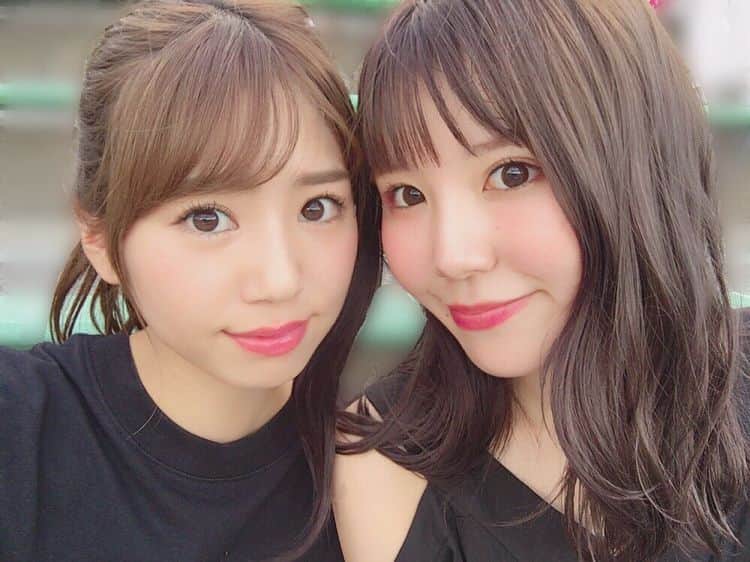のインスタグラム：「・ あっぷっぷshot😚😚 雰囲気が似てるねとよく言われるふたり👭 #ぽんちゃん(ポンコツ) #私たちのラインあほすぎる #笑いなしには見られない  #ツッコミの入れ合い #ぽんちゃんなの？の言い合い #金子栞 さん #bff #bestfriend #instadaily #happy」