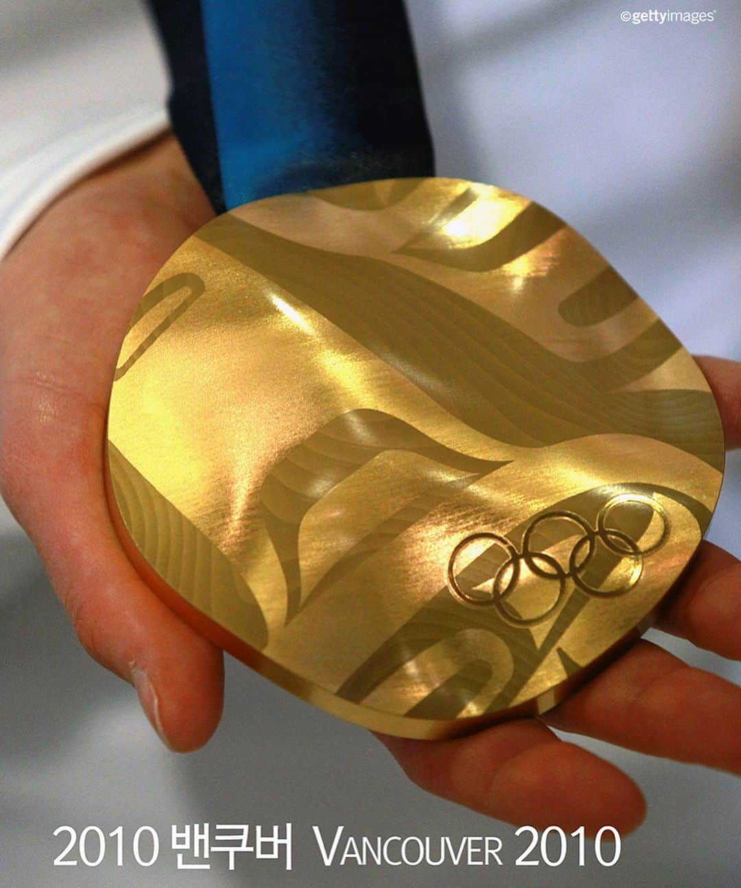 平昌オリンピックさんのインスタグラム写真 - (平昌オリンピックInstagram)「Before the designs for the PyeongChang 2018 Olympic medals unveil this week, take a look at the medals in the previous Winter Games!  #Nagano1998 #SaltLakeCity2002 #Turin2006 #Vancouver2010 #Sochi2014  하계 대회와 달리 개최국의 문화예술적 요소를 담을 수 있는 동계올림픽 메달! 역대 동계올림픽 금메달 근접샷을 모아봤습니다. [예고] 평창올림픽 메달 최초 공개 #LIVE 를 2018 평창 페이스북에서 만나보실 수 있습니다! 9월 21일 오전 9시 20분~  #PyeongChang2018 #Olympics #Medal #GoldMedal #2018평창 #평창동계올림픽 #올림픽 #메달 #금메달」9月19日 19時16分 - gangwon2024