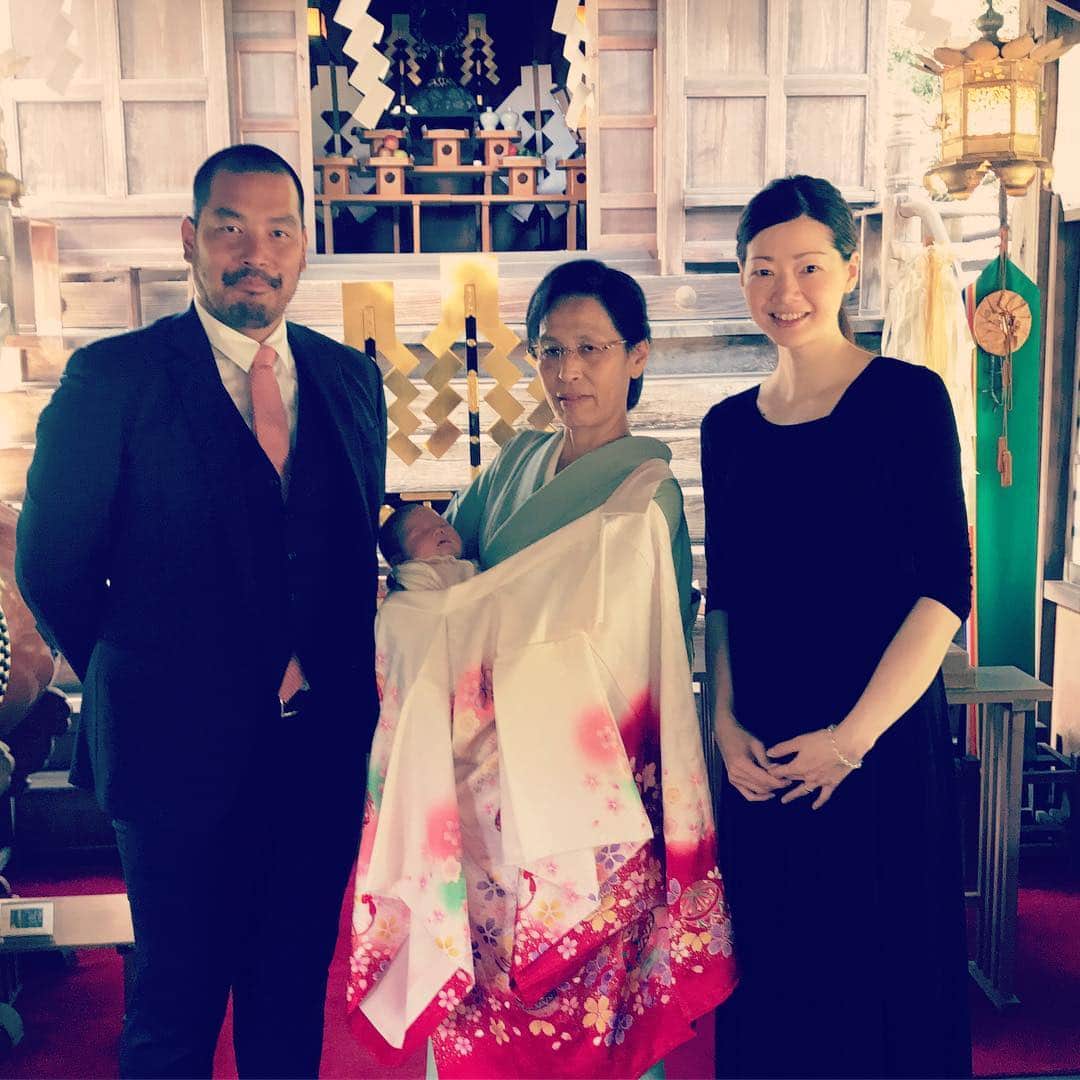 紀氏隆秀のインスタグラム：「#お宮参り #小田井神社 #終始いい子でした #暑い」