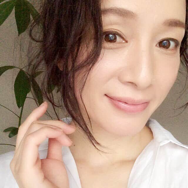 竹中友紀子のインスタグラム：「撮影終わり。 今日も素敵にメイクしていただきました。  #shooting #beauty #ツヤ肌メイク #撮影 #ビューティ #竹中友紀子」