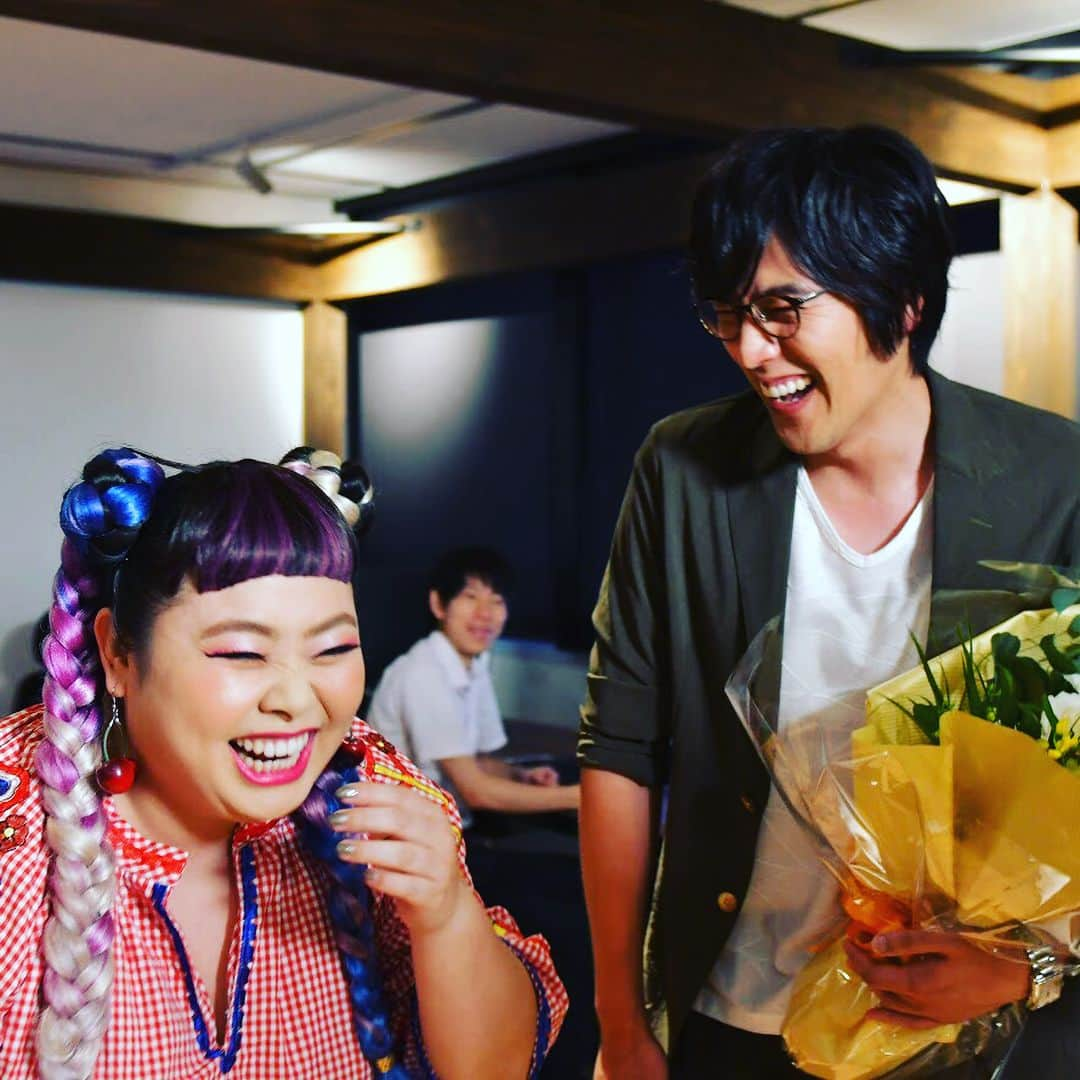 TBS「カンナさーん！」さんのインスタグラム写真 - (TBS「カンナさーん！」Instagram)「礼さん、本当にお疲れ様でした！ 直美さんが花束持ってサプライズしてくれて、 要さん大喜びでした^ ^ #カンナさーん #2年後には全部笑い話にしてやろうぜ #オールアップ #もう一度結婚してください」9月19日 22時55分 - kannasaaan_tbs