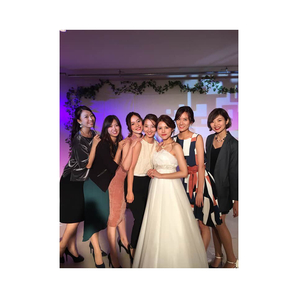竹澤萌子のインスタグラム：「りょっぴ♡ひかるさんHappy wedding!!!💏💐💍💕💕🌈🎉🎊 いつも仕事の時も綺麗だけど、昨日のりょっぴも本当に本当に綺麗で可愛かった😍😍😍❤️ またお家遊びに行きま〜す♩🚙💕💕🌈 #happywedding#party#wedding#myfriends#ishikawa#kanazawa#instagood#instalike#結婚#おめでとう#綺麗#美しい#完璧花嫁#アドバンス#モデル#mc#背でかすぎ集団#小泉ラジコン当てる#早速パーキング停めてこようやってなったけど#電池別売り#爆笑#鋭角左折#見守ってくれる大好き夫婦#お幸せに#❤️#💍」