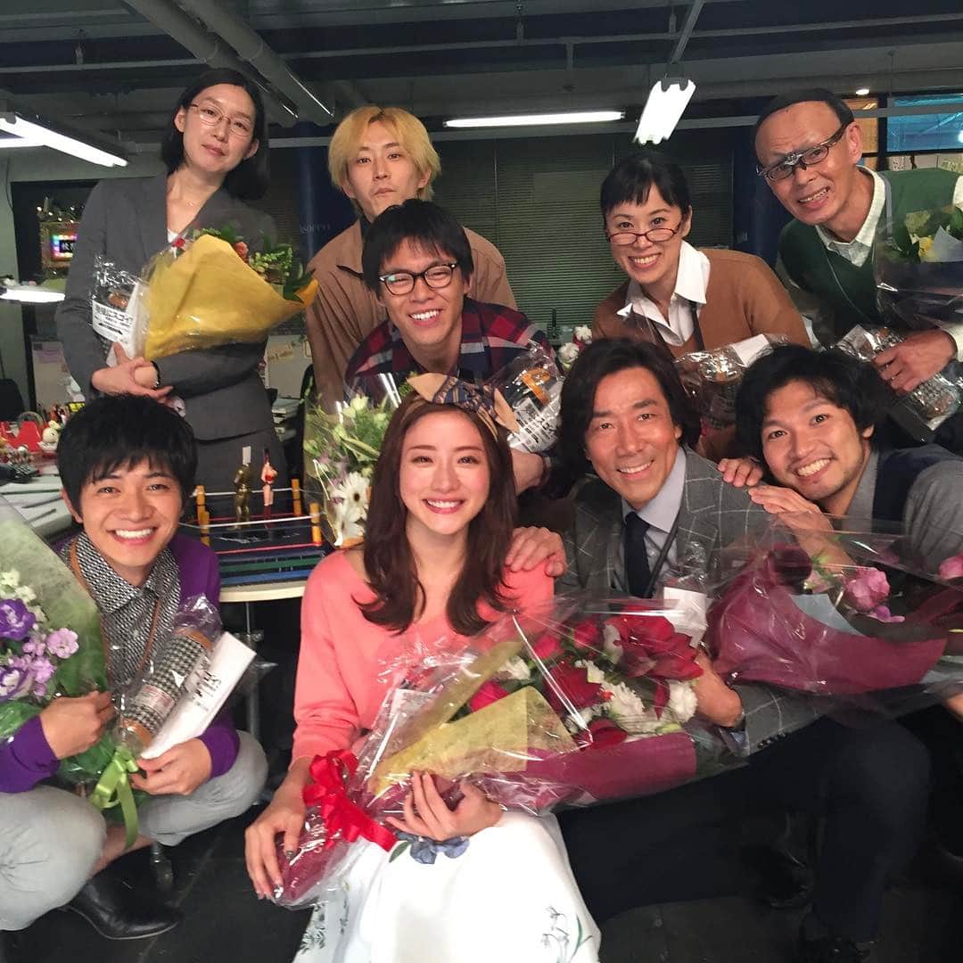 地味にスゴイ！ 校閲ガール・河野悦子のインスタグラム：「夜な夜な連ドラを見返しています。やはり胸を打つのは校閲という仕事の話。日陰の仕事の苦悩…2話、好きだからこそ出来ること…3話、作者と編集者と校閲の熱き本作り…6話、地味な仕事バンザイ…9話😢😢😢たくさん泣いてしまった。地味スゴDXもお仕事ドラマです‼️ ※写真は連ドラ時のクランクアップの写真です…懐かしい😭  #地味スゴ #校閲ガール」