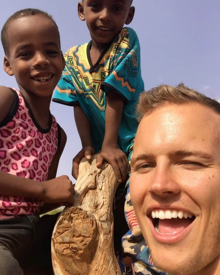 ジェローム・ジャールのインスタグラム：「On my last day in Somalia, Ayoub & Amir both learned to say "I love you" and they surprised me as we were saying goodbye. It was so much to take on. One of the purest more previous gift I have ever received. So I started recording and they did it again. If I am screaming "aaaah" in the video it's because it's was much love to accept. I remember feeling the gift of energy they sent me. In the west, "I love you" is something we say so much that it has kinda lost his meaning. I remember when I arrived in the US being so surprised how much Americans say it. Especially now with social media. We use hearts emoji for everything ❤️ most of this is fake love. Or fish love like I was once told. People say they "love" fish. But they eat them. So. Would you really like to get some fish love? I wouldn't. Be mindful what type of love you are all getting and giving. And wishing everyone to find the purest love, like the one of Ayoub and Amir. PS: for the non-Somalis : "Walaal" means brothers. And Somalis renamed me "Abdi-Dheere" because "Abdi" means servant. And "Dheere" just means tall haha.」