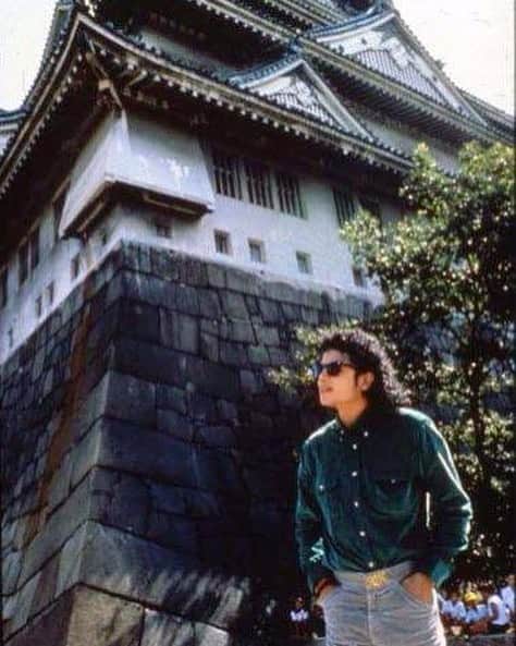 マイケル・ジャクソンさんのインスタグラム写真 - (マイケル・ジャクソンInstagram)「#OnThisDay in 1987, Michael performed his first of three concerts in Osaka, Japan. #Japan #Osaka #Castle #Bad #MJ」9月20日 1時39分 - michaeljackson
