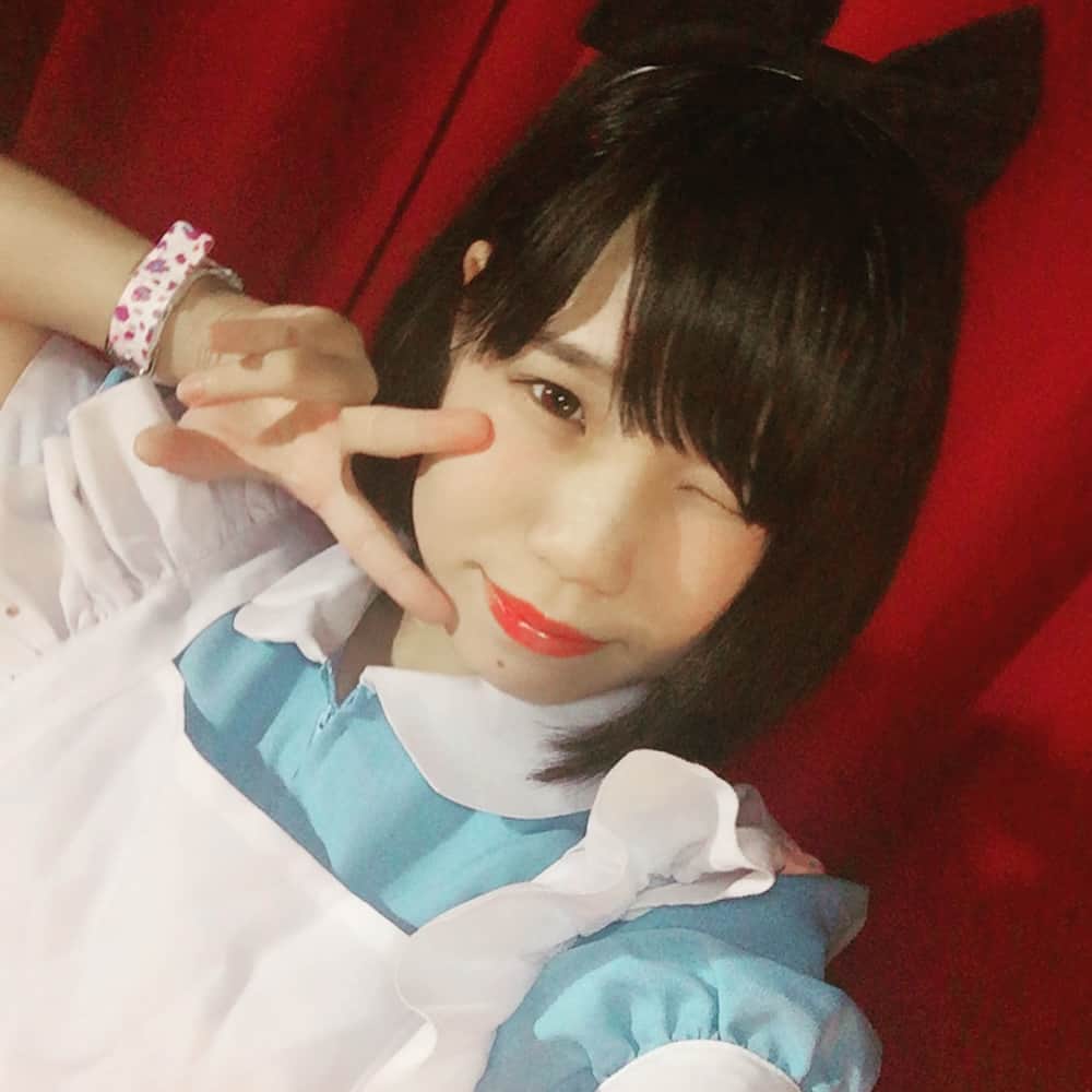 椎名あずさのインスタグラム：「今週の私、アリスメイドだったり、幼稚園児だったり、物販のお姉さんだったり……… 幼稚園児の服装でイエガーボトルで飲んで踊り狂ってるのやばいよね………… おかげで、物販のお姉さん二日酔いすぎて終わった瞬間めっちゃ吐いたよ😊 #コスプレ #幼稚園児コスプレ  #アリスメイド #アリス #DJ」