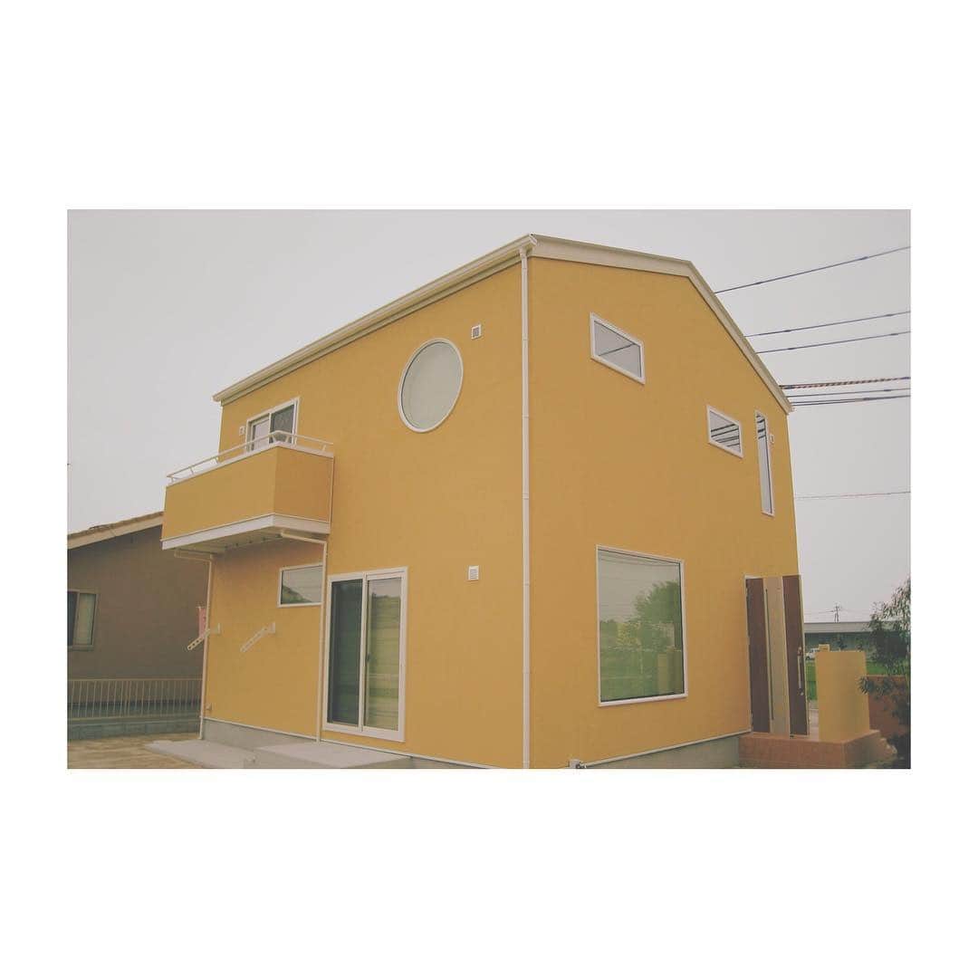 ハグハウス小山のインスタグラム：「かわいいお家造ってます。 マスタードなお家。 インパクトある外観に仕上がりました。 . 60色ありますから。 あなた好みの外観が出来上がりますよ！ . ちなみに、塗り壁ですので継ぎ目がありません。 きれいな仕上がりになります。 . . . @sekai.no.origami  趣味で折り紙折ってます。のぞいてみて下さい♪ . #japan #tochigi #happy #house #home #myhome #interior #design #cute #cafe #fashion #栃木 #ハグハウス小山 #ハグハウス #黄色 #マスタードカラー #外観 #マイホーム #デザイン #かわいい #栃木 #宇都宮 #小山 #丸窓 #塗り壁 #カフェ #親バカ部」