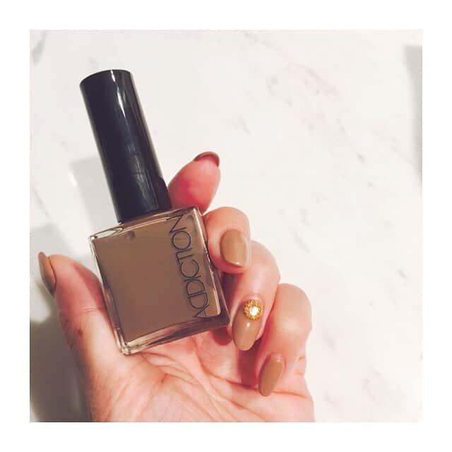 市橋有里のインスタグラム：「手も足も💅 #秋色 #ヌーディ #ネイル #addiction」