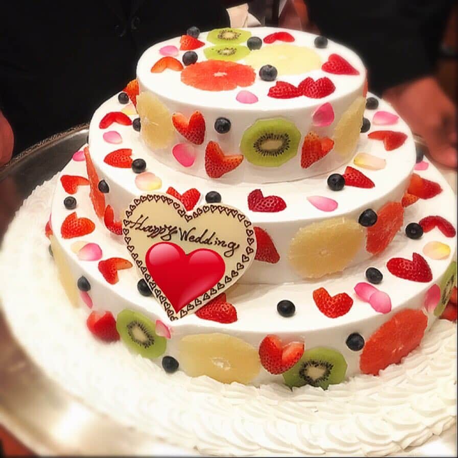 若村麻由美さんのインスタグラム写真 - (若村麻由美Instagram)「❣️ #若村麻由美 #しあわせ #おすそわけ#❤️#いただきました #happywedding #weddingcake  #cake #fruit #fruitcake #heart」9月20日 10時14分 - mayumiwakamura_official
