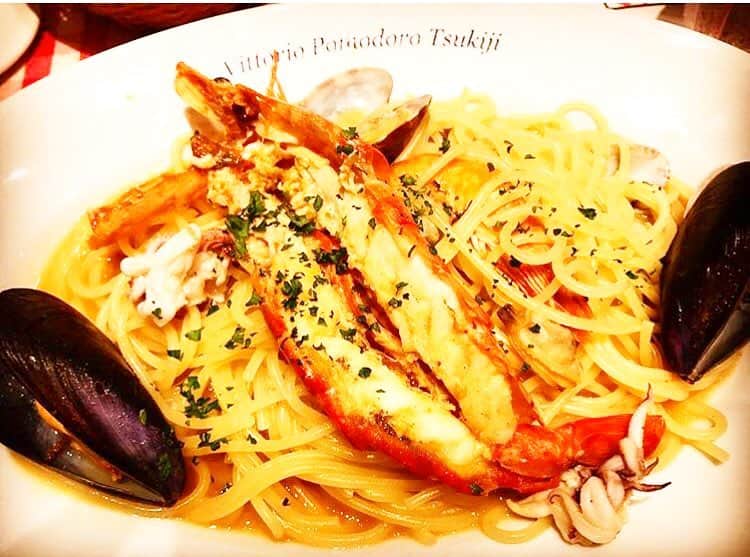 ヴィットリオ ポモドーロ ツキジのインスタグラム：「. 時には豪快に🔥 時には繊細に🍃 . 新鮮な魚介類をたっぷり使って様々な調理法で⤴︎ . ウニをふんだんに使った贅沢なパスタ！などなど 毎日日替わりでシェフが腕をふるいます💪✨ . #VittorioPomodoroTsukiji  #ヴィットリオポモドーロツキジ  #築地 #築地市場  #イタリアン  #トマト  #tomato  #ソムリエ  #アヒージョ  #パスタ  #魚介  #シチリア  #ガーリックトースト  #ワイン  #japan  #Vittorio  #Pomodoro  #tsukiji  #港区  #新橋  #バル  #パーティー  #立ち飲み  #地中海  #海外旅行  #旅行  #リゾート  #本格  #合コン  #記念日」