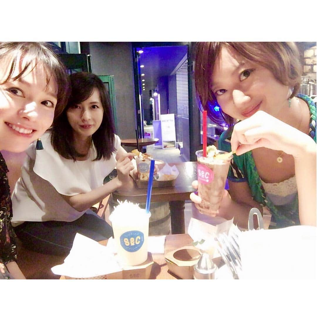 掛貝梨紗のインスタグラム：「夜9時のシェイクとポテトチップスとガールズトークと💋 Had a girls' night out at Omotesando at 9:00 p.m w/ shake🥛😛 #tokyo #omotesando #cafe #shakeandchips #東京 #表参道 #アルコール入りシェイク #ニューオープン #新 #オープン #girlsnightout #girlsnight #shake #chips #potatochips #friendship #girlstalk #theshakeandchips #theshakeandchipstokyo #シェイク #ポテチ #ガールズトーク #シェイク屋さん #sandc #omotesandocafe #newshop #newcafe #alcholicshakes #alcholic #alchohol」